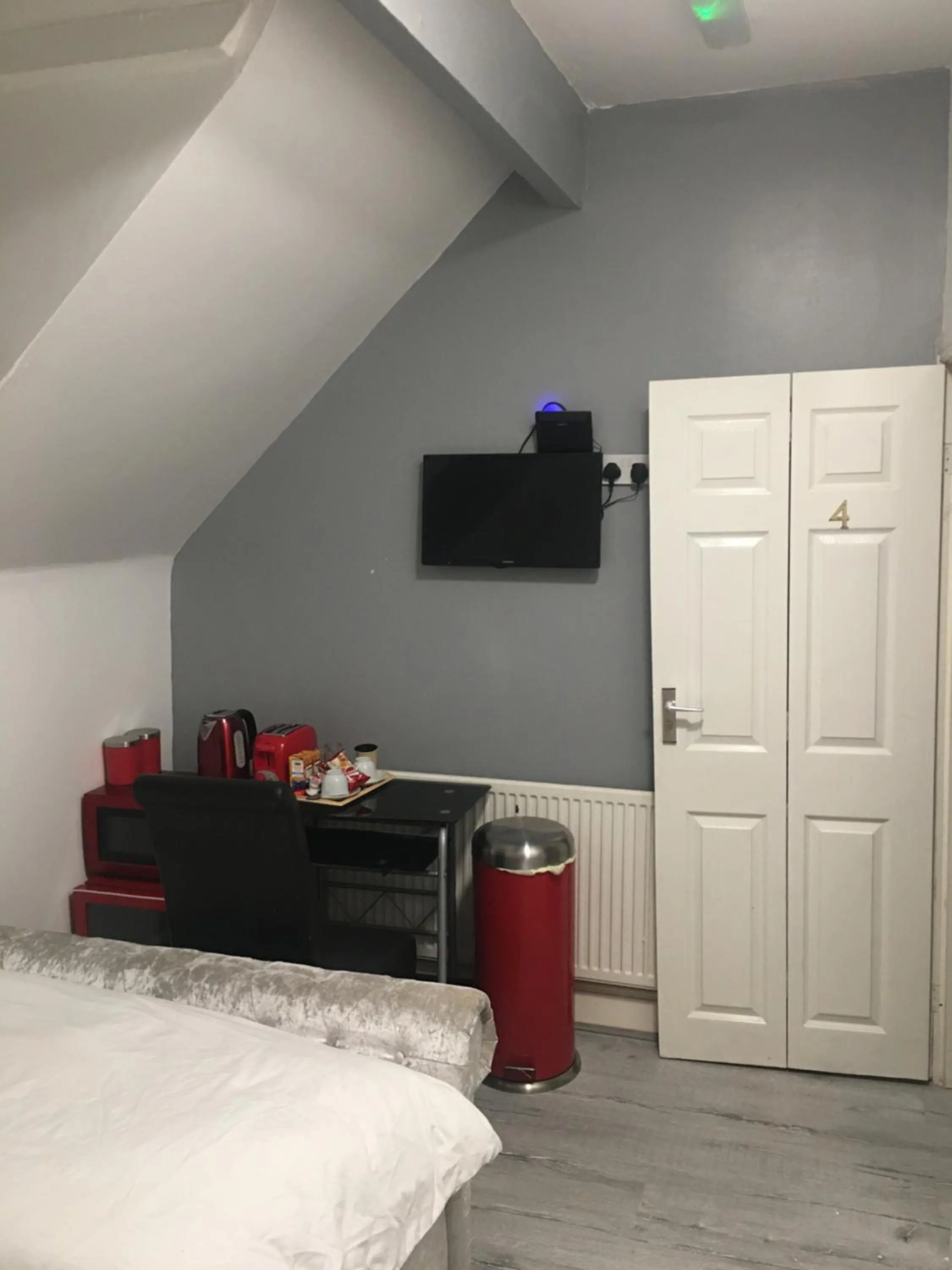 Coffee/tea facilities, Bed in Glorious catering & Restaurant BnB