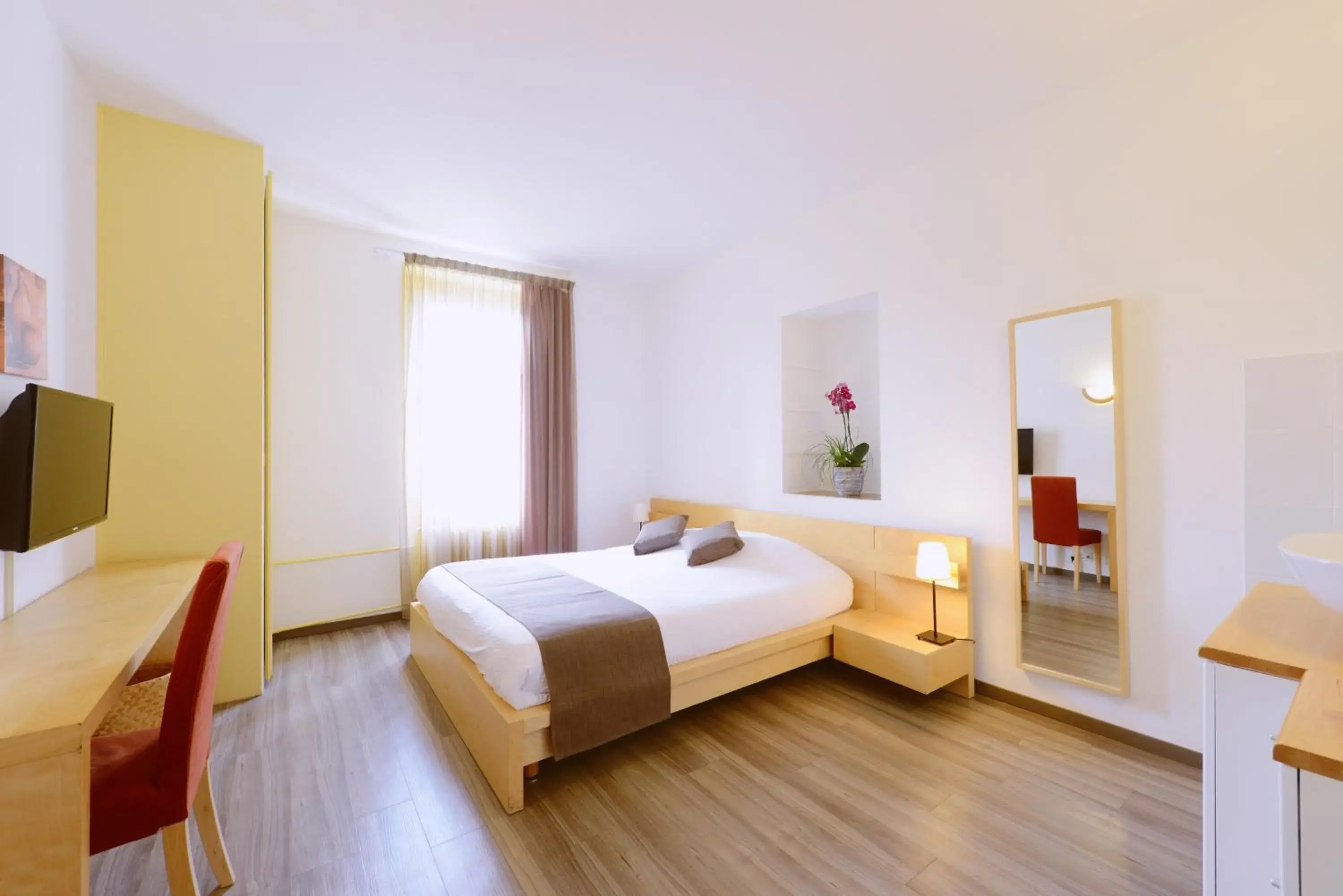 Double Room with Shared Bathroom in Hôtel du Marché Double Room with Shared Bathroom in Hôtel du Marché