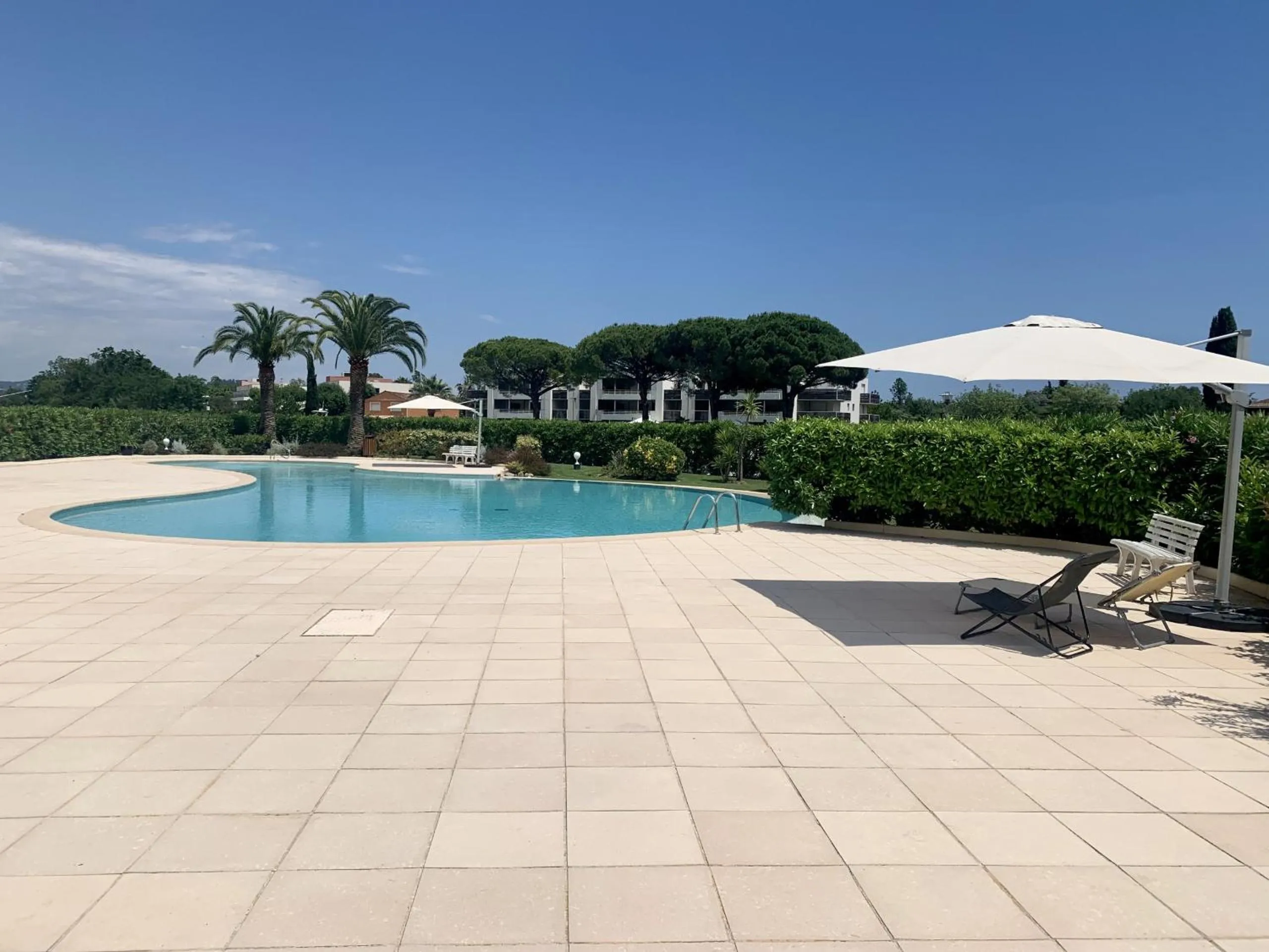 Pool view in Studio moderne - Port de Mandelieu - Proche Mer