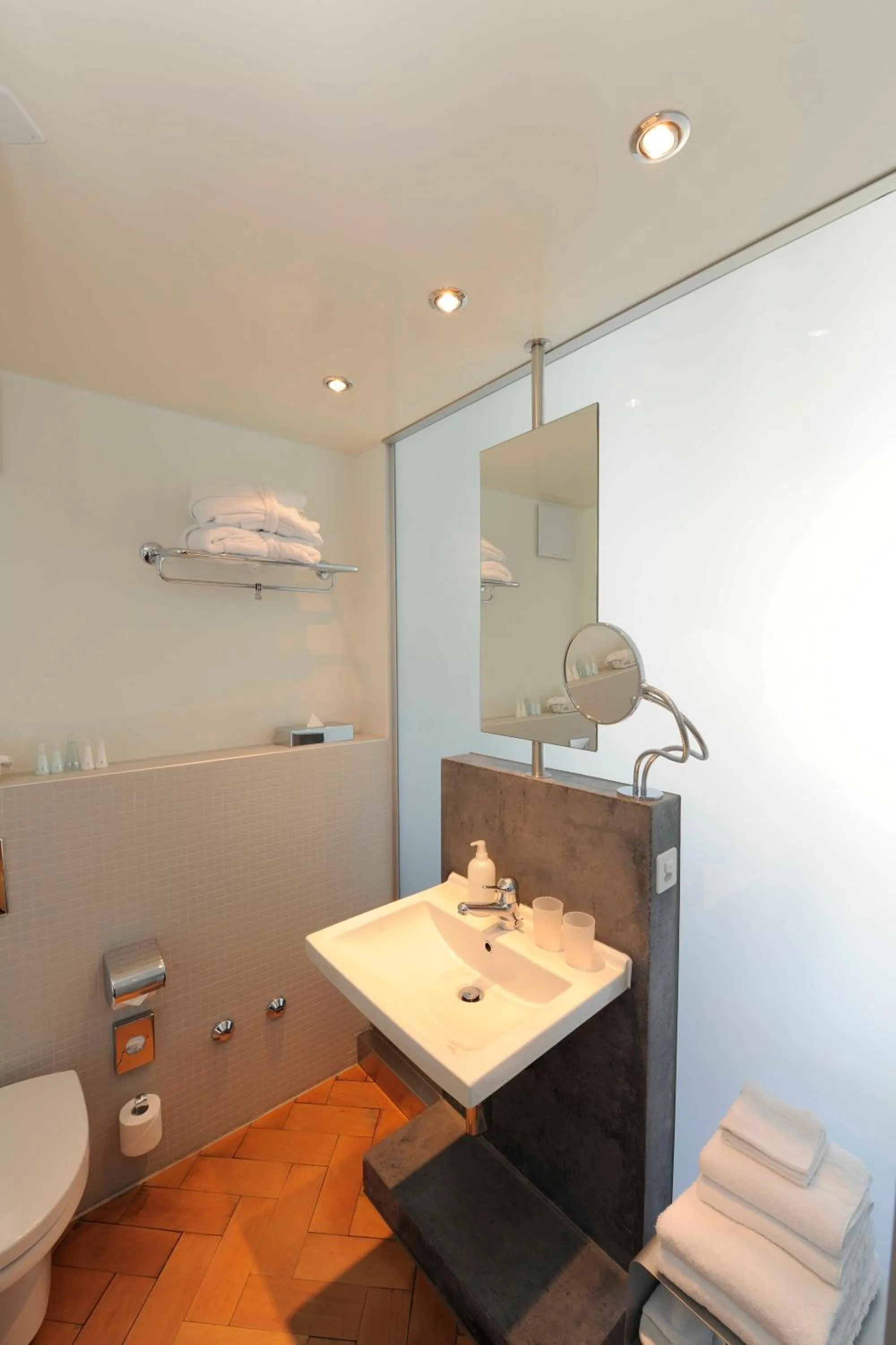 Bathroom in Alma Hotel - Boutique hideaway by the lake with rooftop and ladies-only wellness