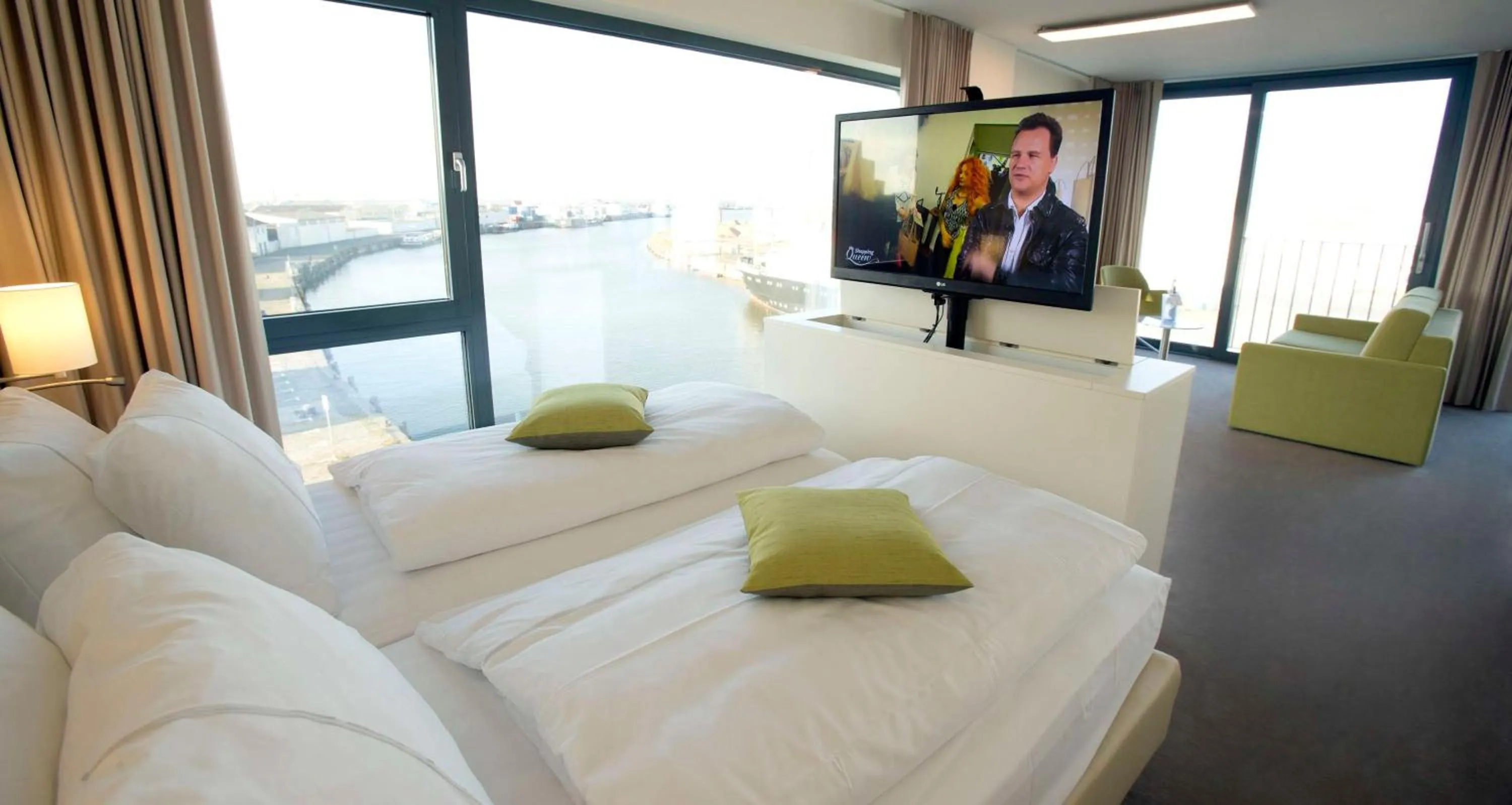 Photo of the whole room, Bed in Best Western Plus Hotel Bremerhaven