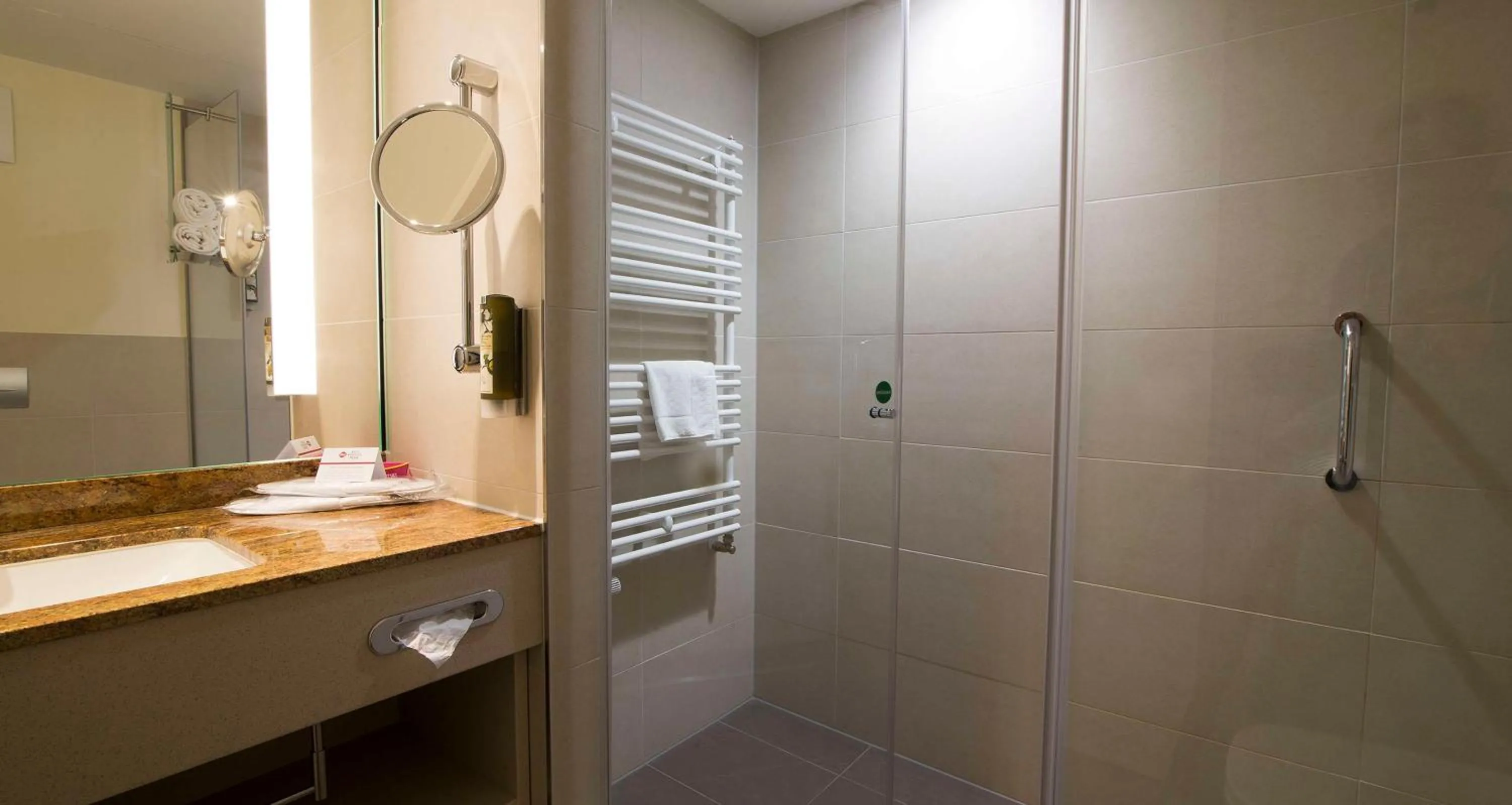 Shower in Best Western Plus Hotel Bremerhaven