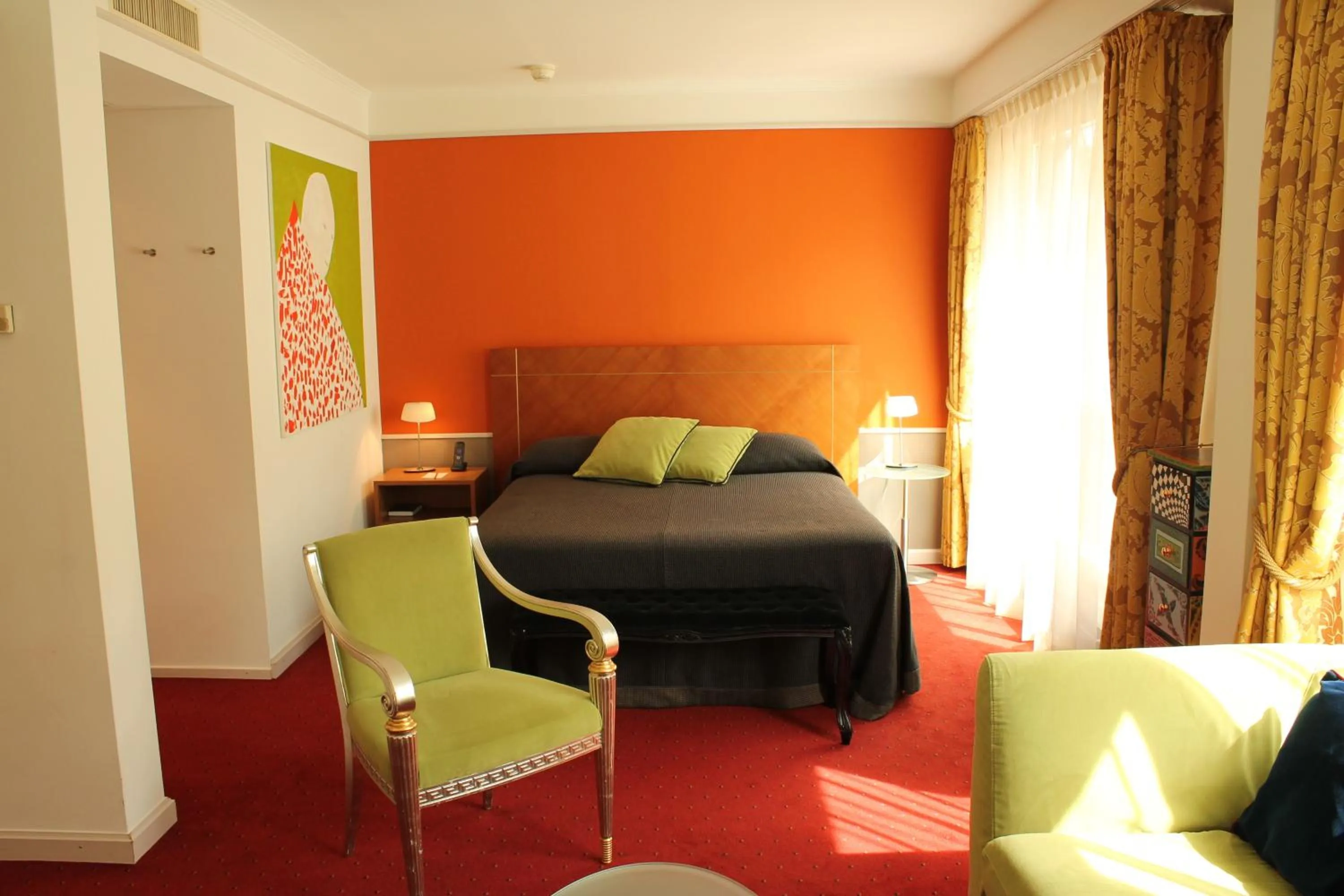 Photo of the whole room, Bed in The New Midi