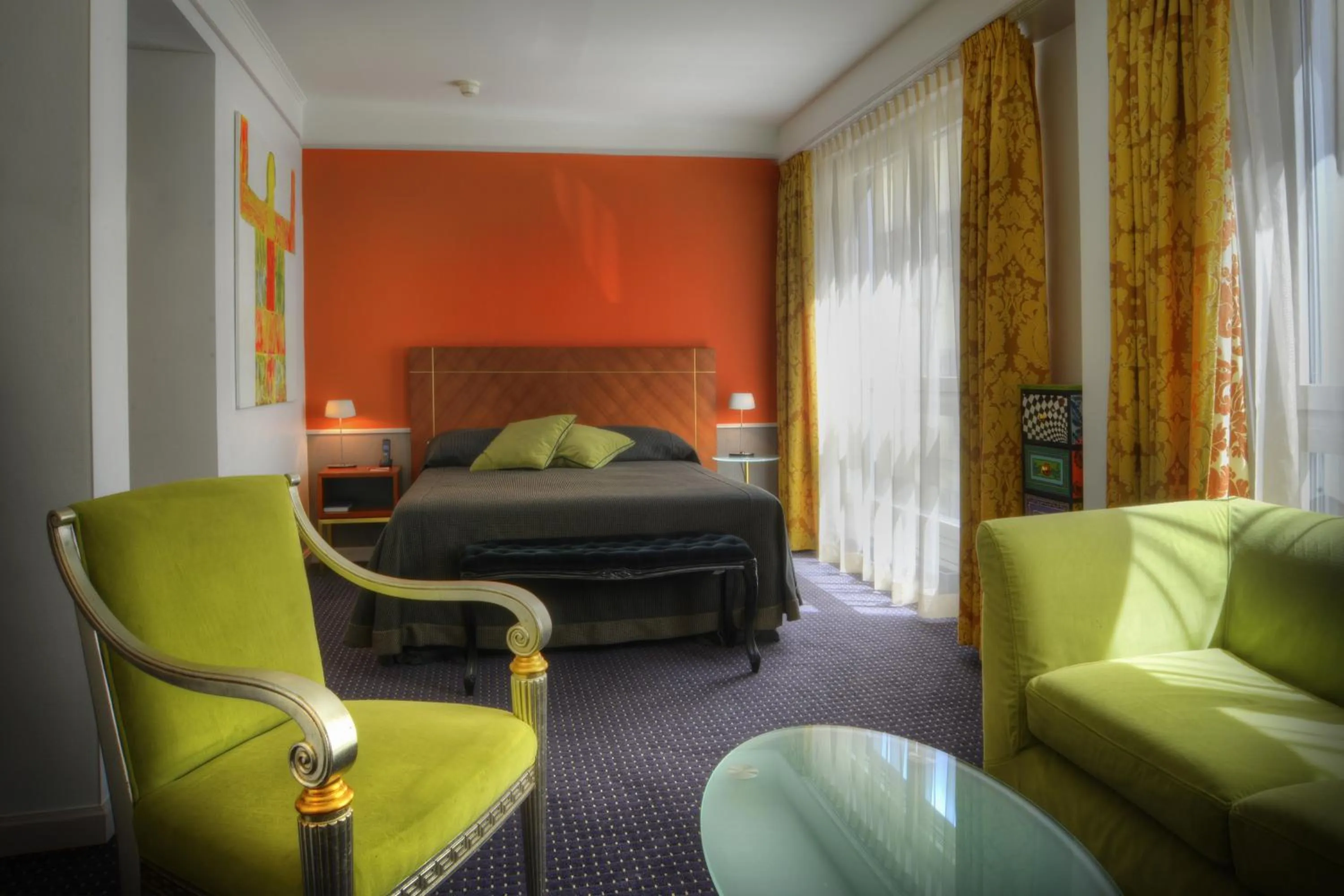 Photo of the whole room, Bed in The New Midi