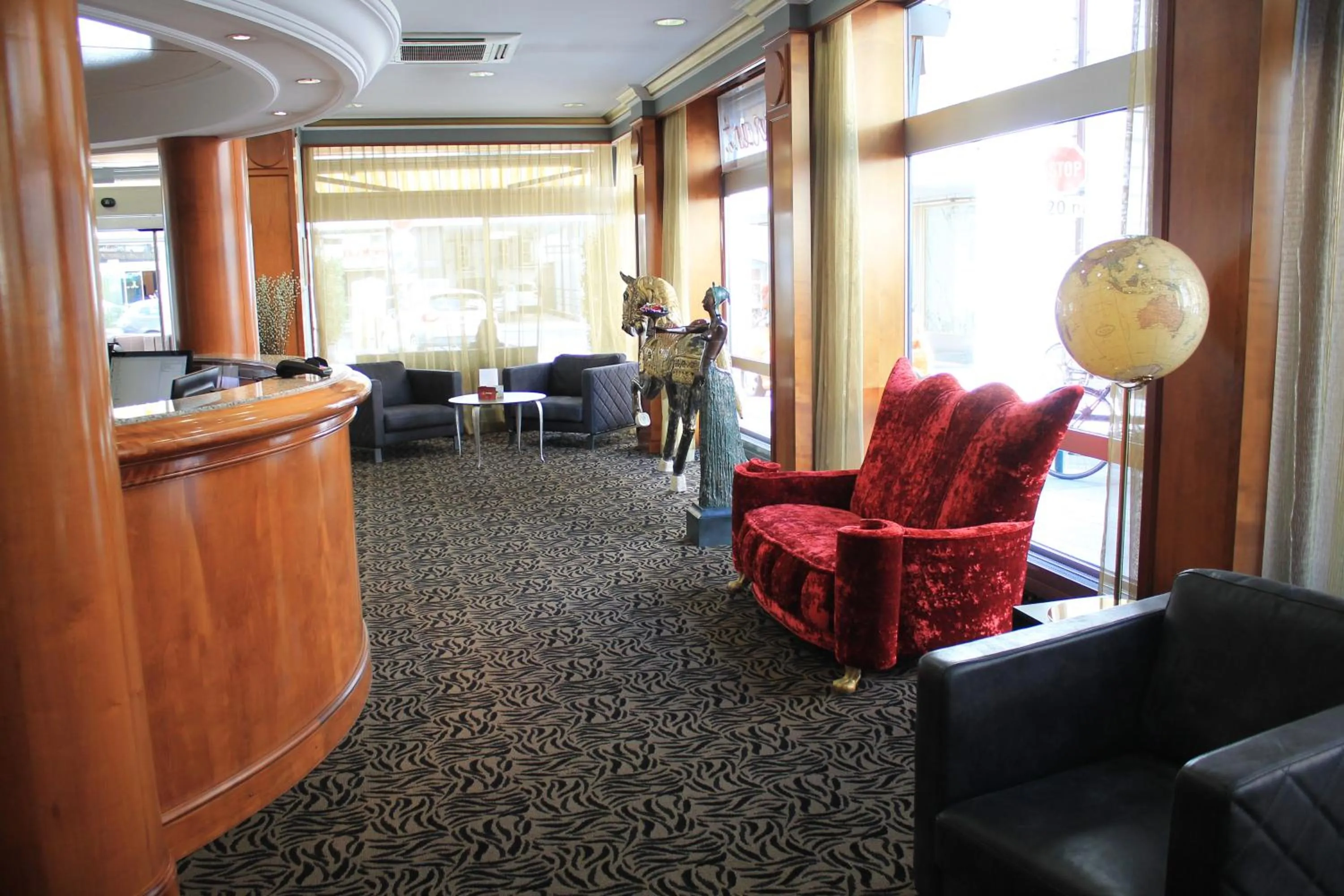 Lobby or reception in The New Midi