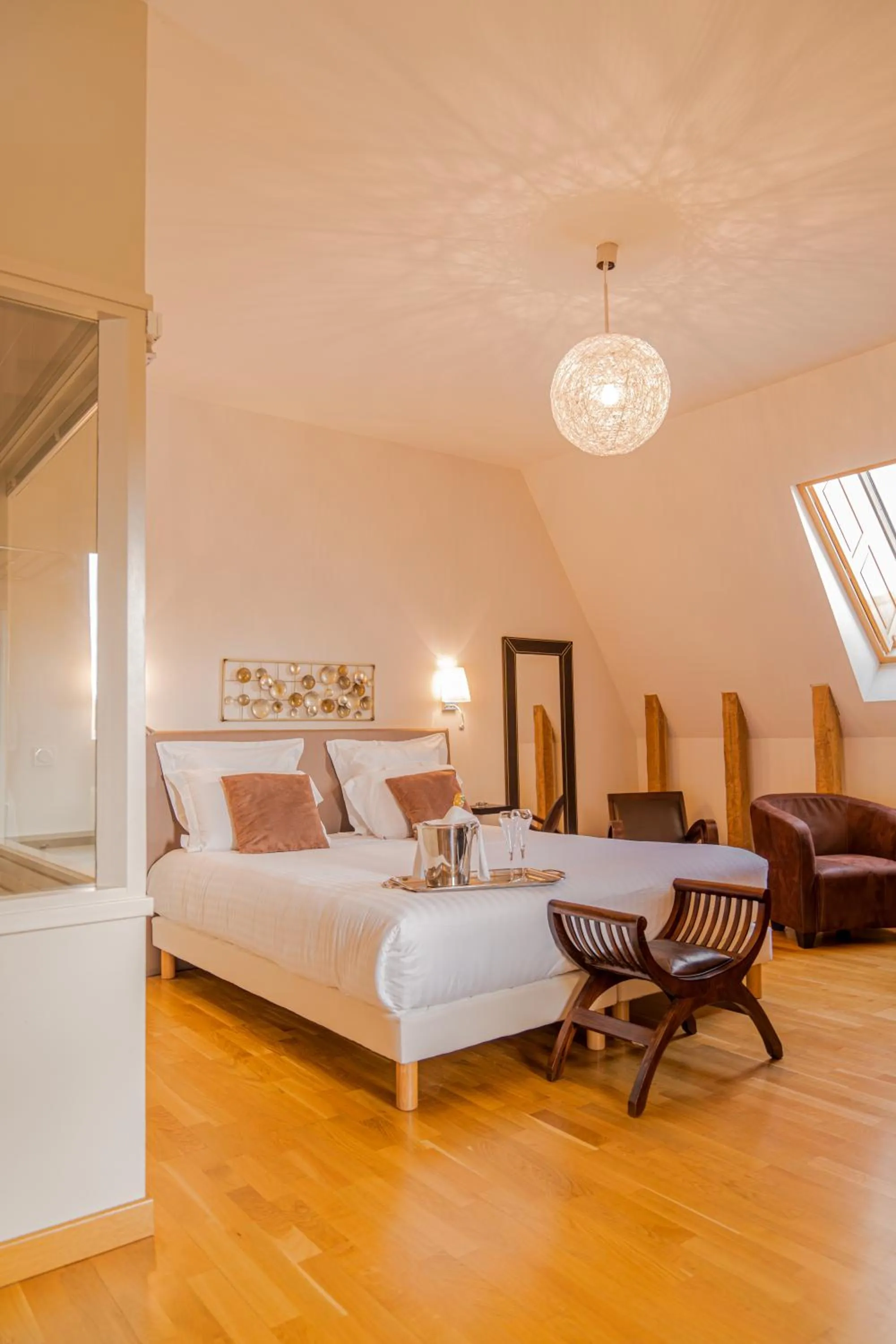 Bedroom, Bed in Demeures & Châteaux Auberge de la Tour - Hôtel & Restaurants - Marcolès Auvergne