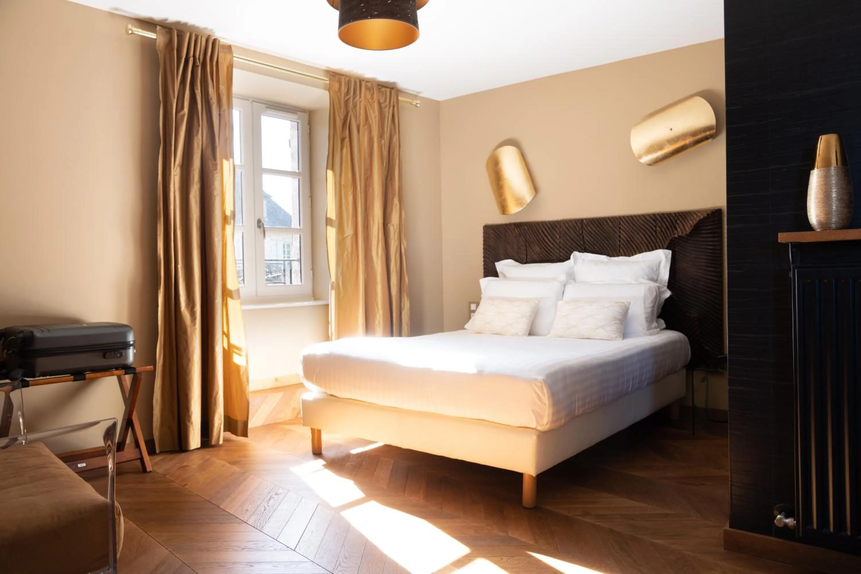 Bed in Demeures & Châteaux Auberge de la Tour - Hôtel & Restaurants - Marcolès Auvergne