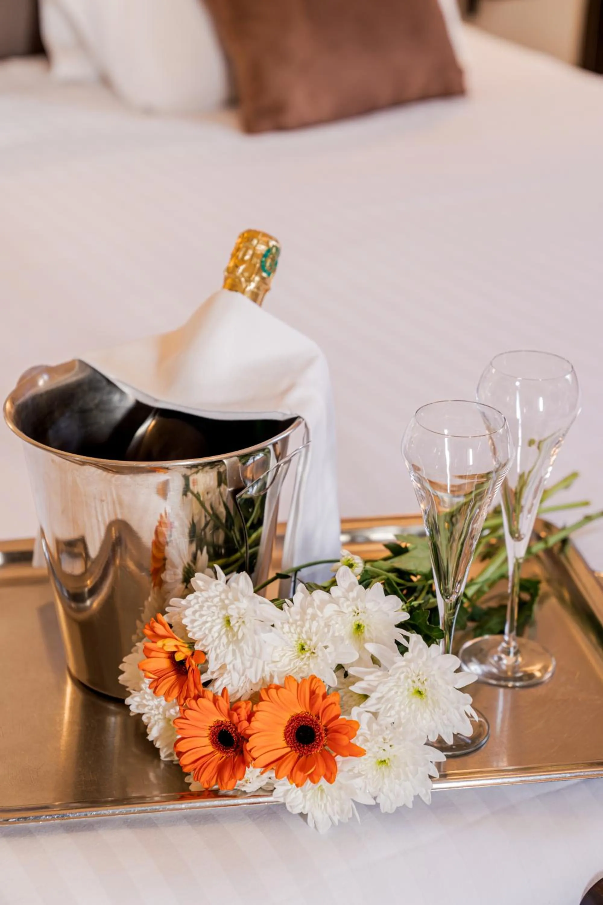 Bed in Demeures & Châteaux Auberge de la Tour - Hôtel & Restaurants - Marcolès Auvergne