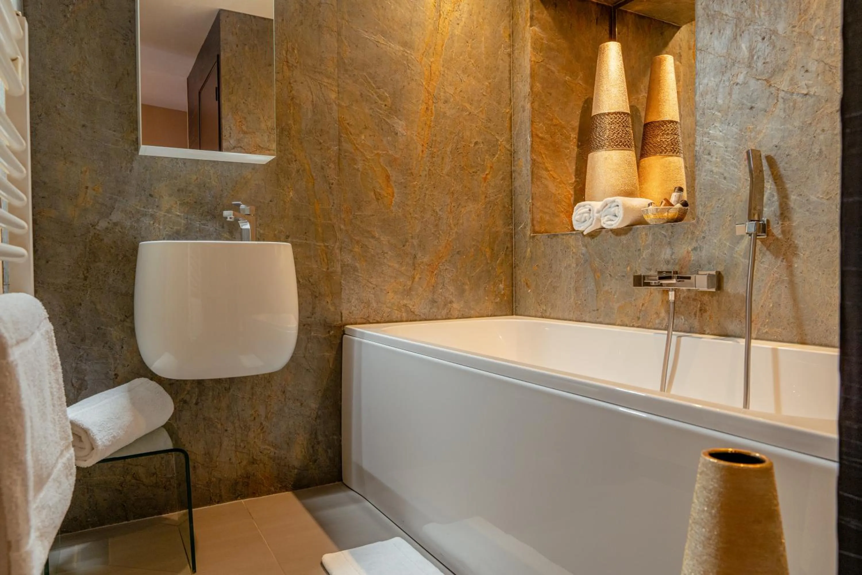 Shower in Demeures & Châteaux Auberge de la Tour - Hôtel & Restaurants - Marcolès Auvergne