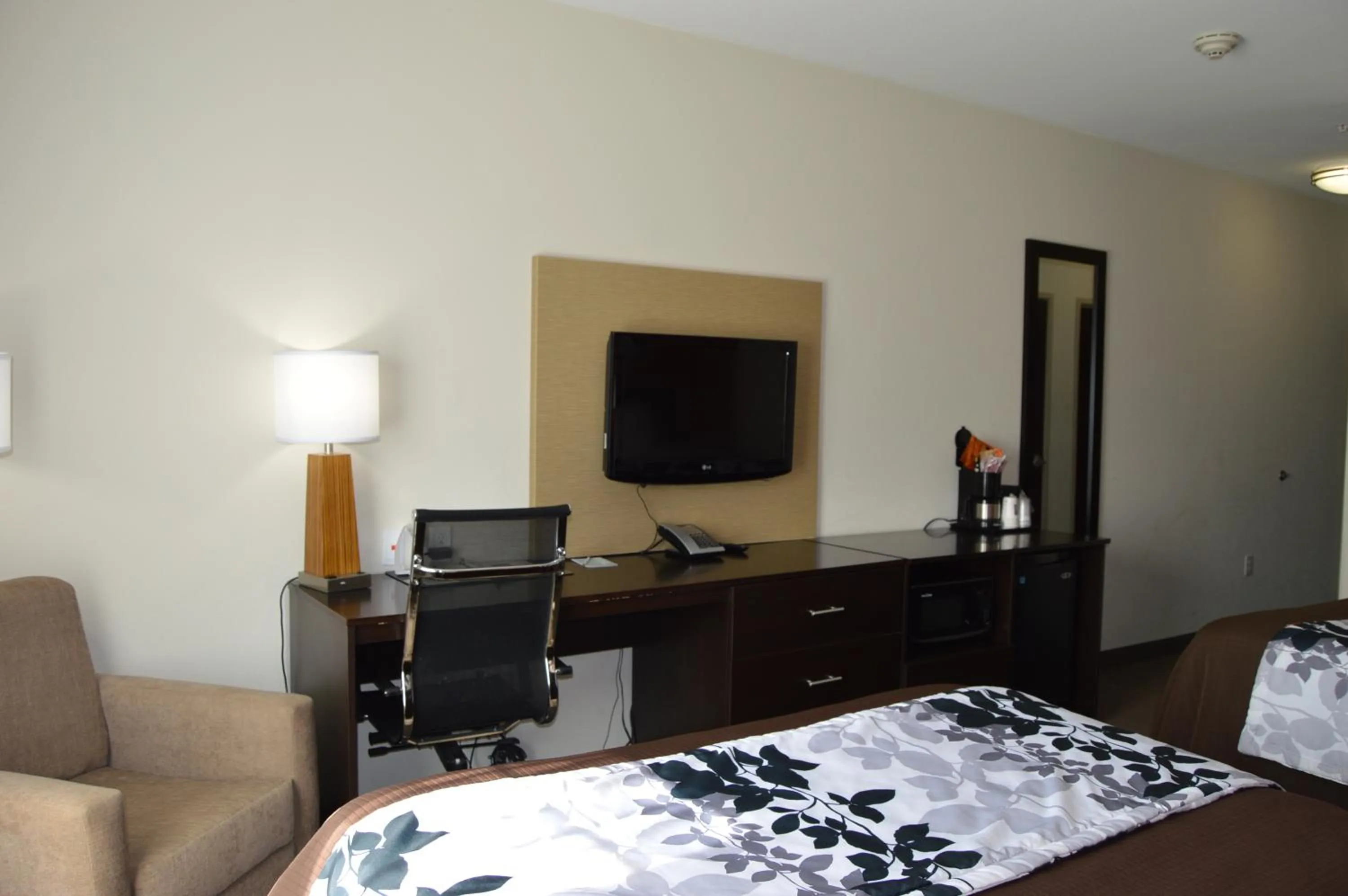 TV and multimedia, Bed in Sleep Inn & Suites Elk City Route 66