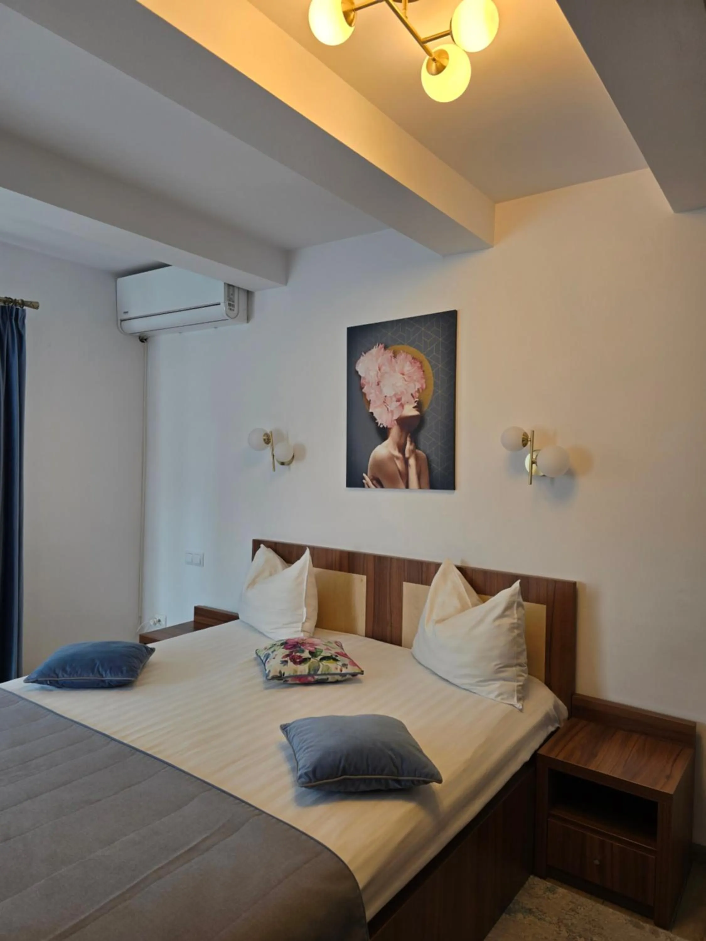 Bed in Pensiunea Transilvania