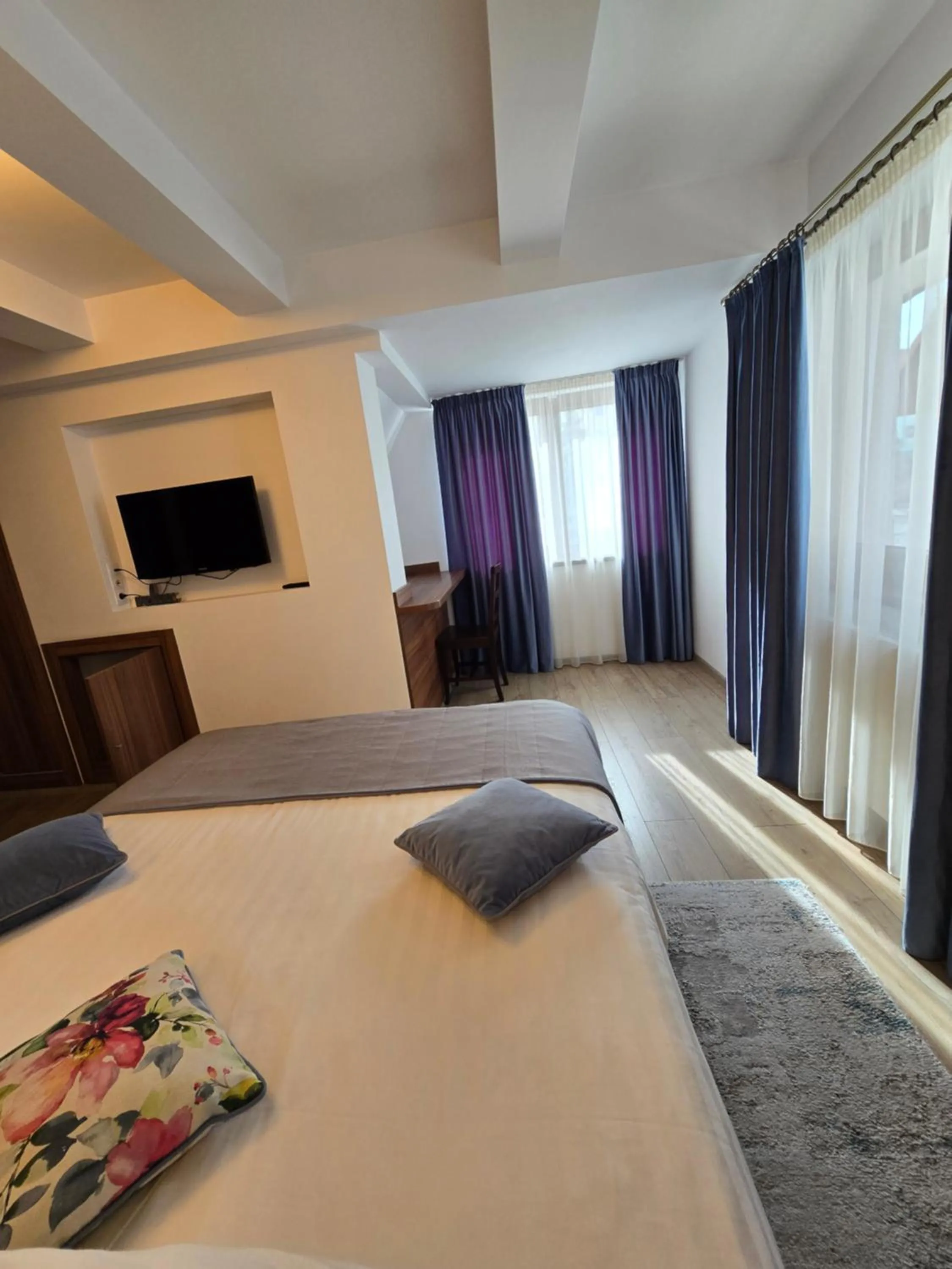 Bed in Pensiunea Transilvania