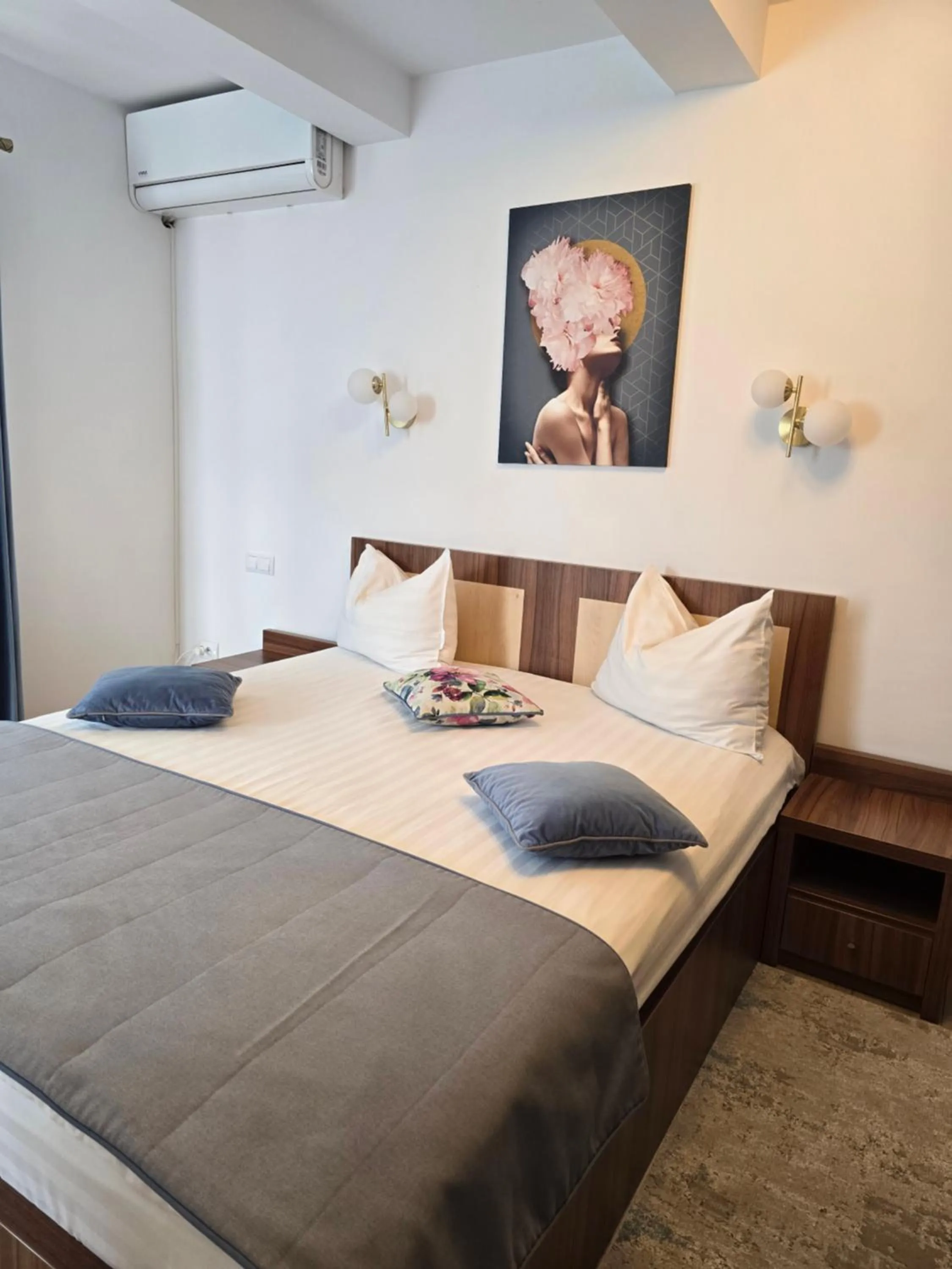 Bed in Pensiunea Transilvania