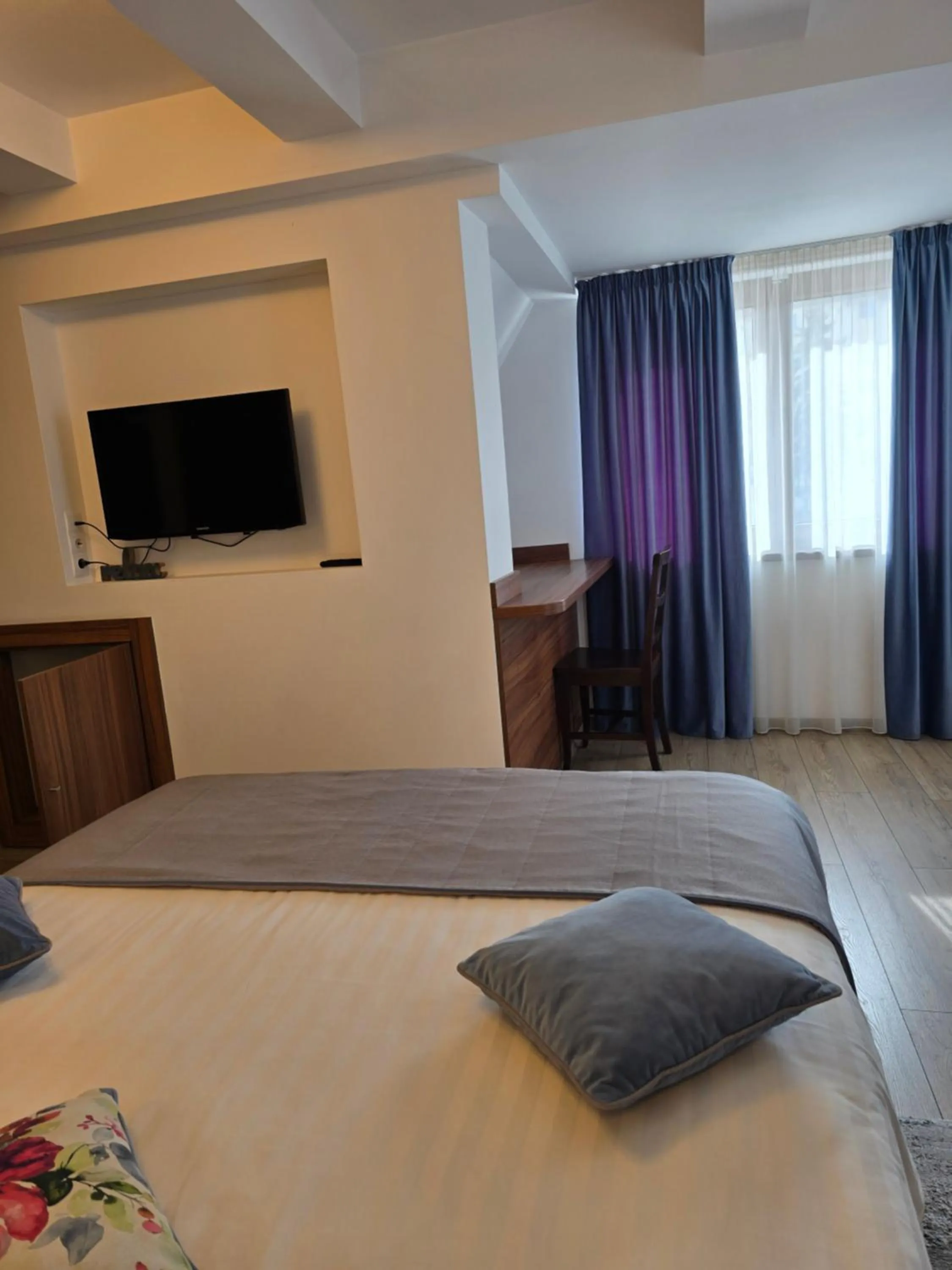 Bed in Pensiunea Transilvania