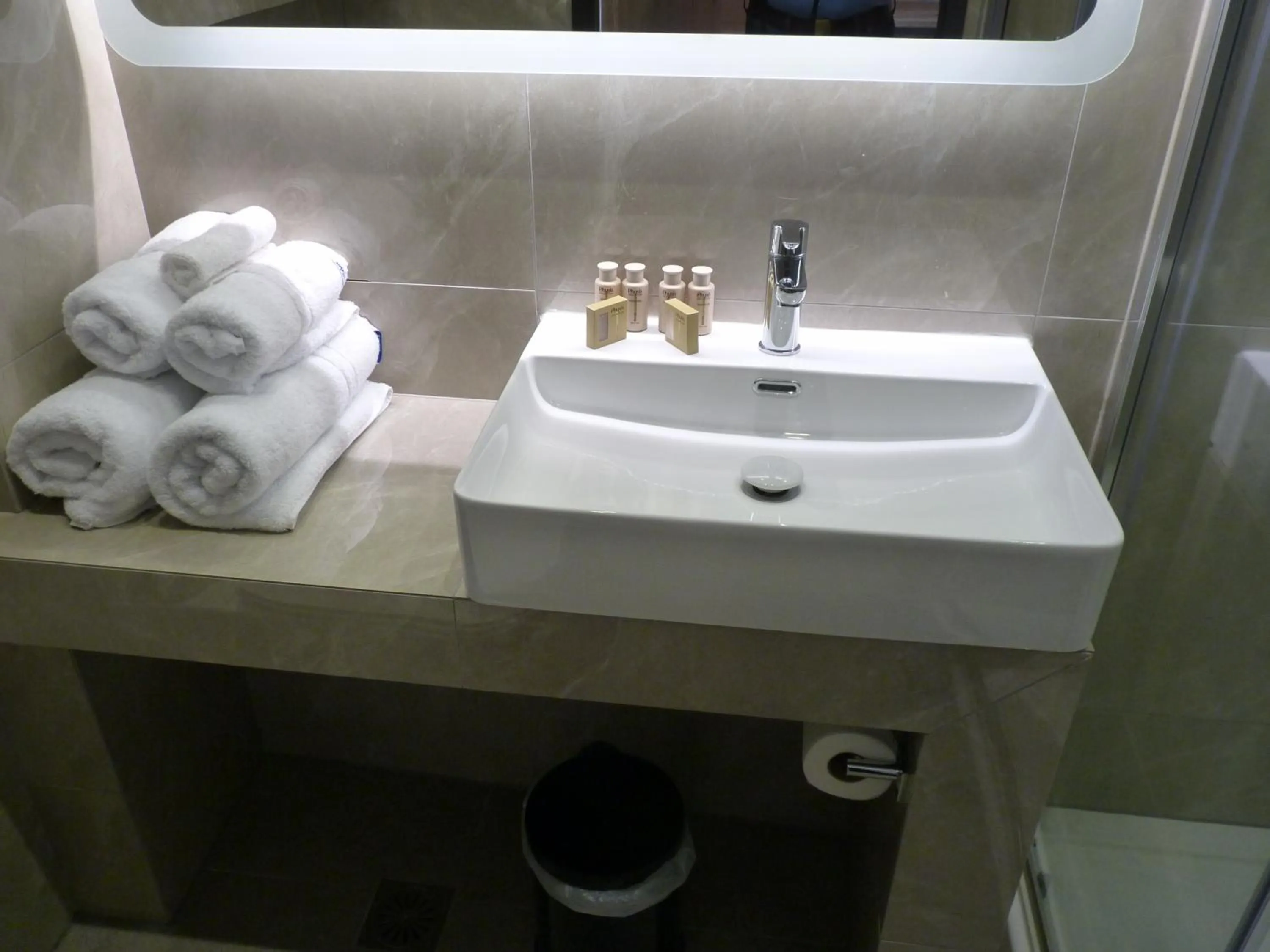 Comfort Suites & Rooms