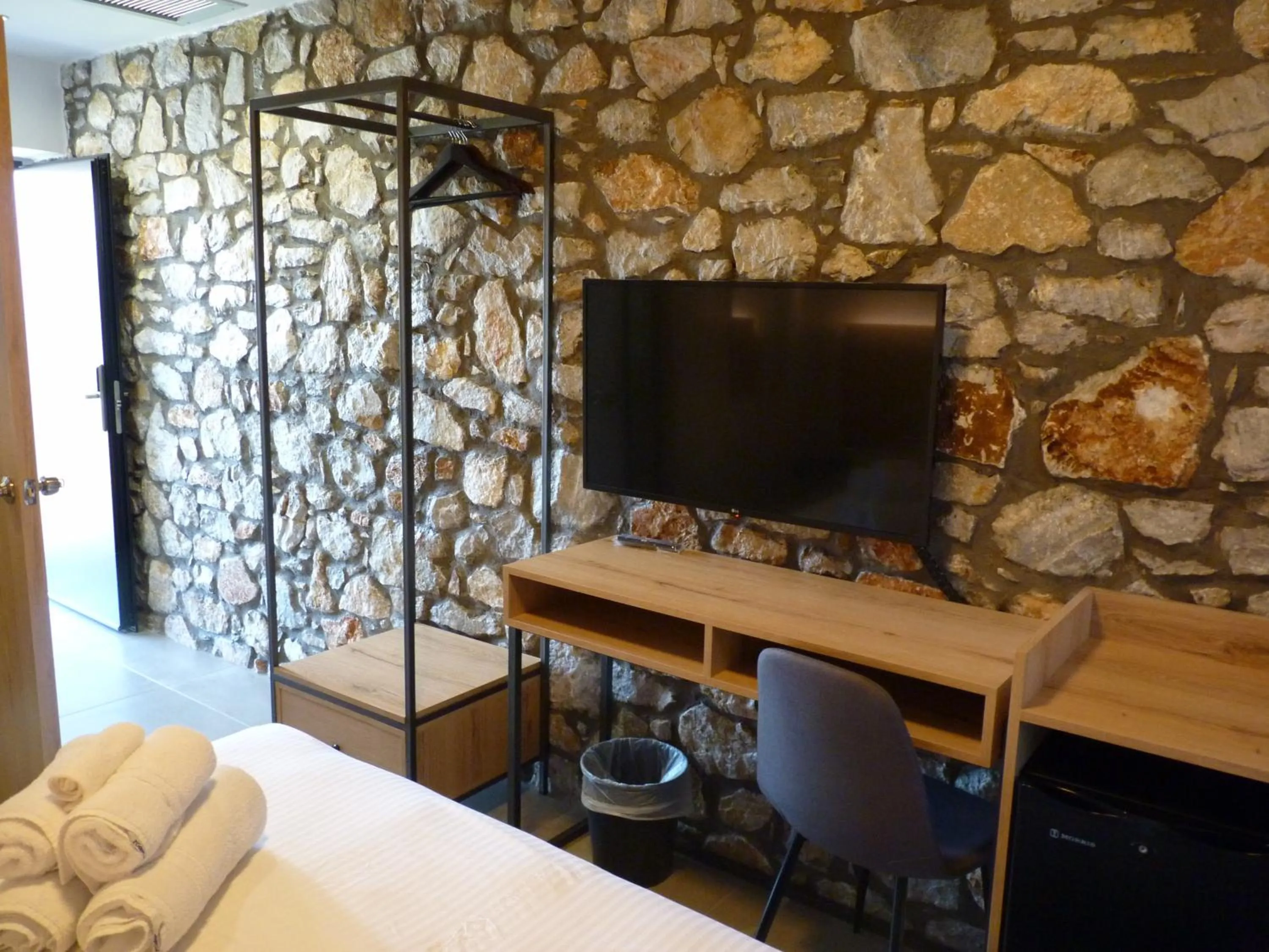 Comfort Suites & Rooms