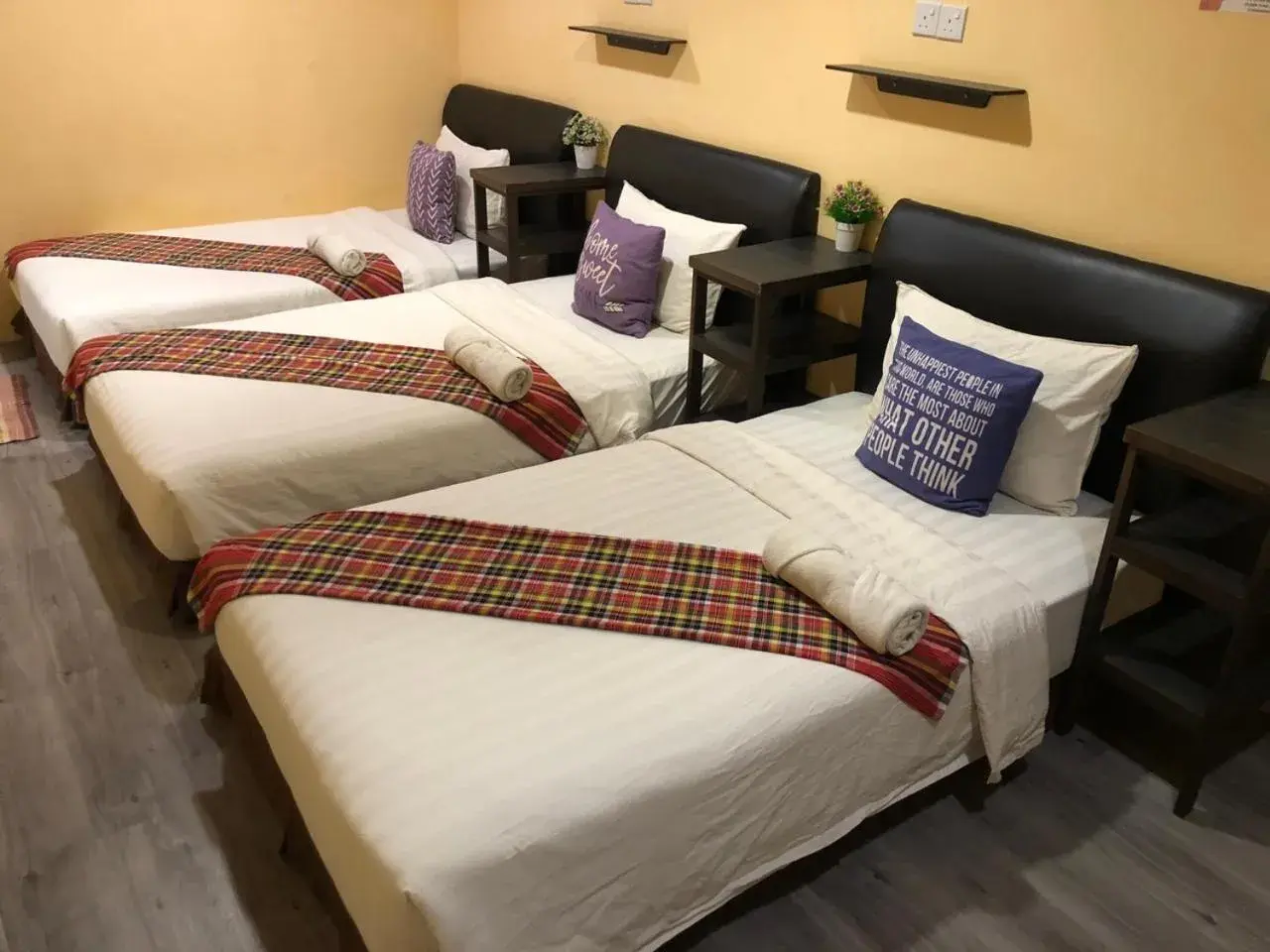 Budget Triple Room in Loft Pals Urbanstay Lodge, Kapit Budget Triple Room in Loft Pals Urbanstay Lodge, Kapit