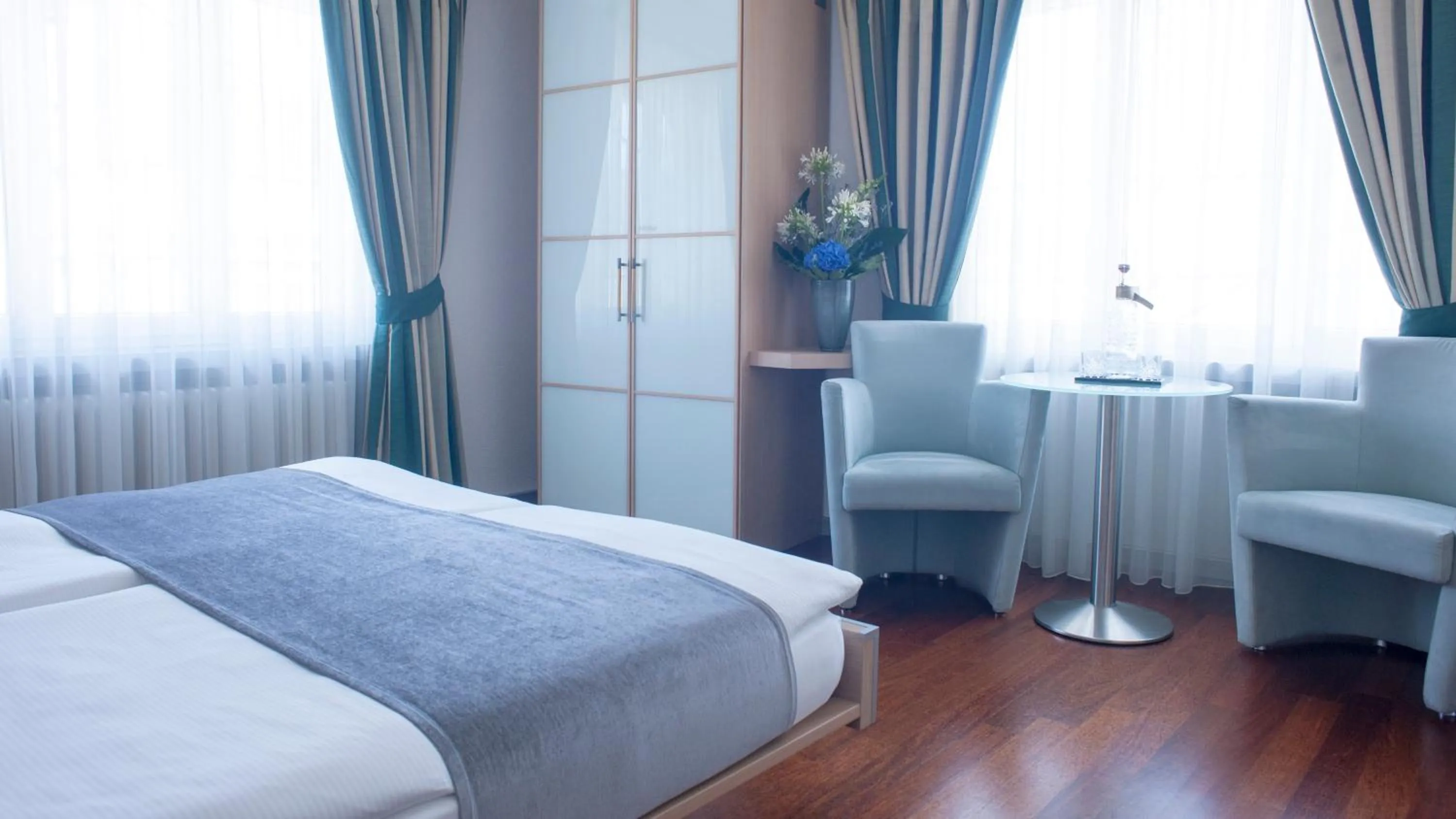 Bed in Hotel Krone Unterstrass