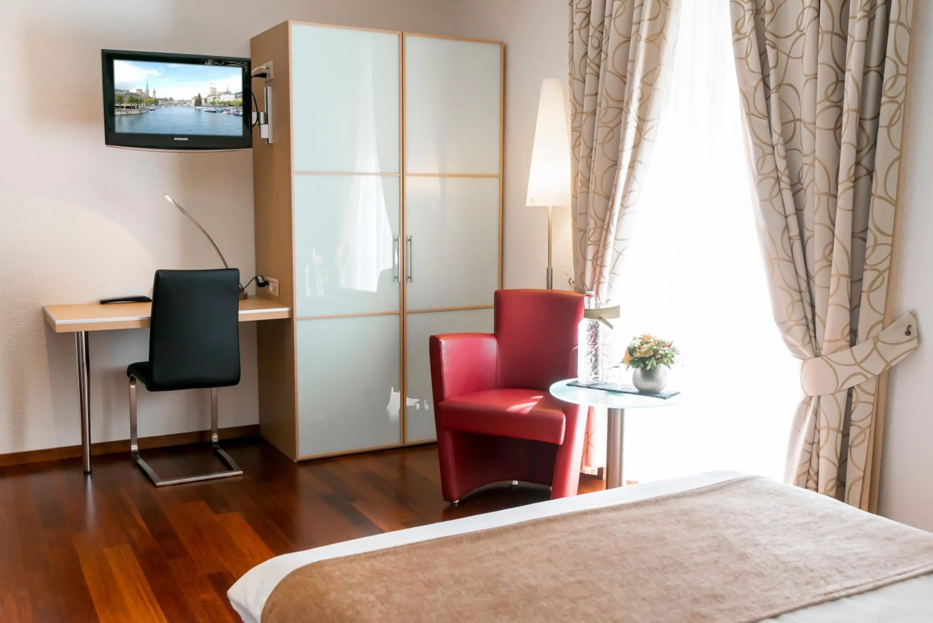 Seating area, Bed in Hotel Krone Unterstrass