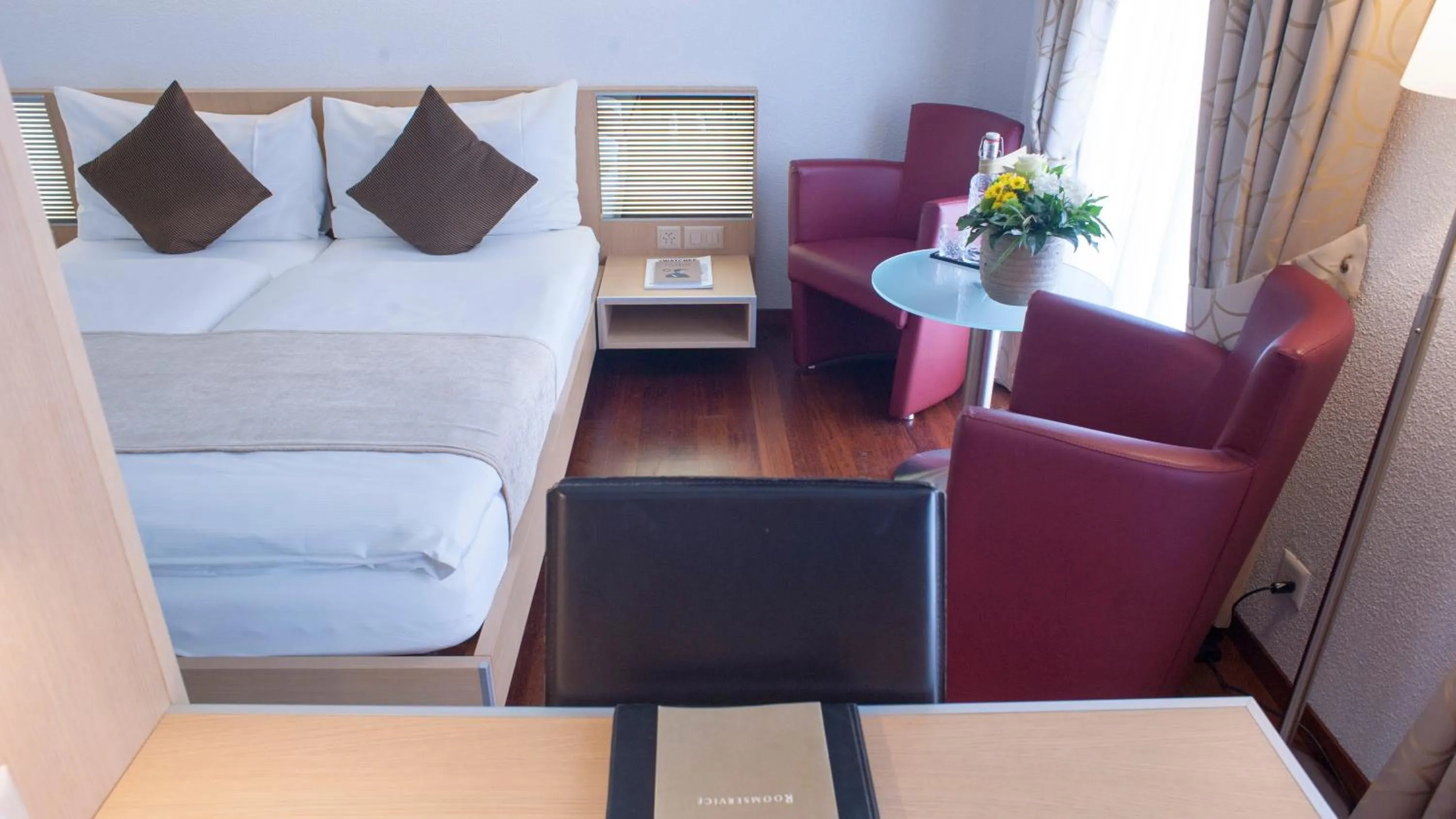 Seating area, Bed in Hotel Krone Unterstrass