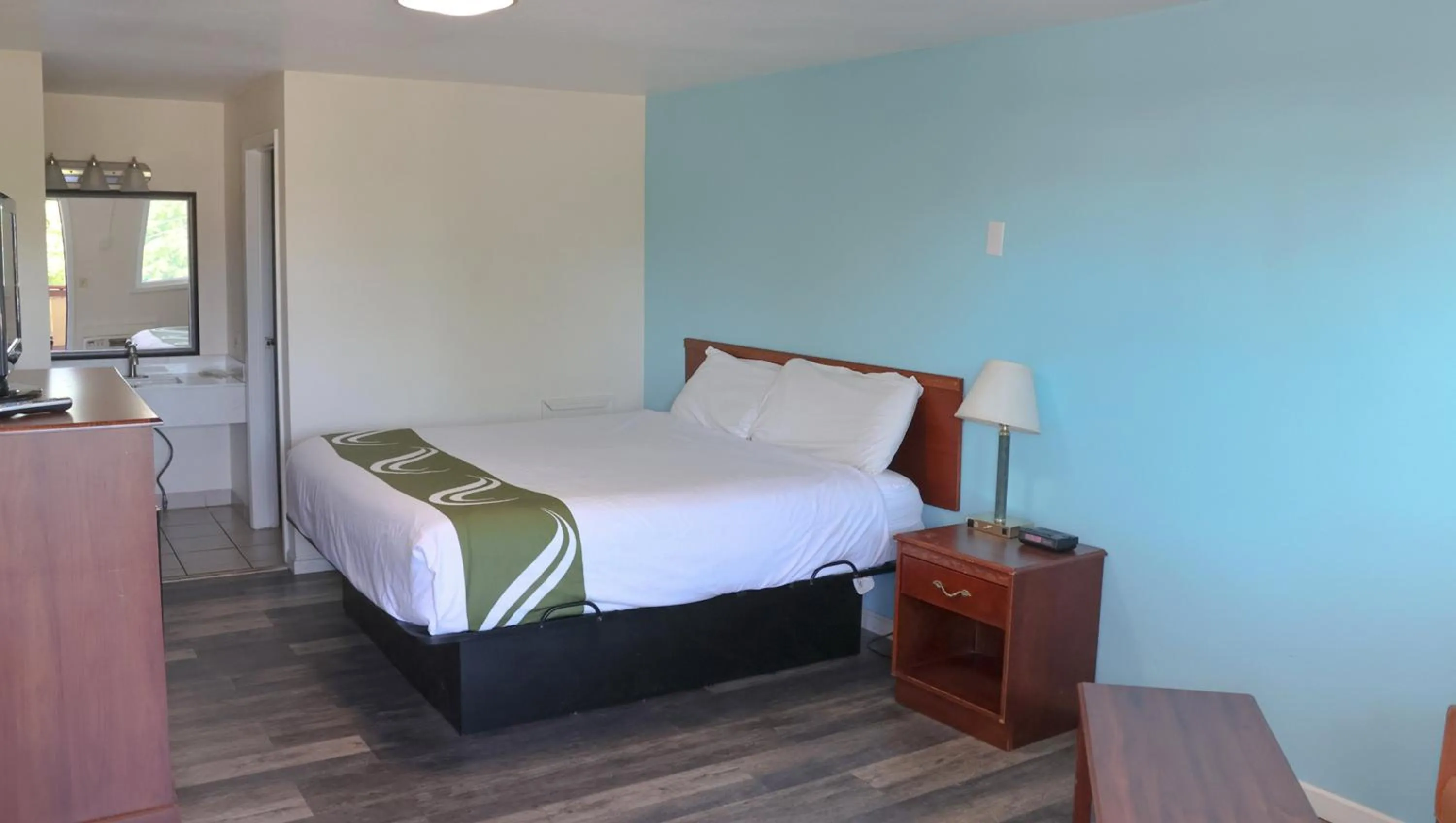 Photo of the whole room, Bed in Chippewa Motel Mount Pleasant