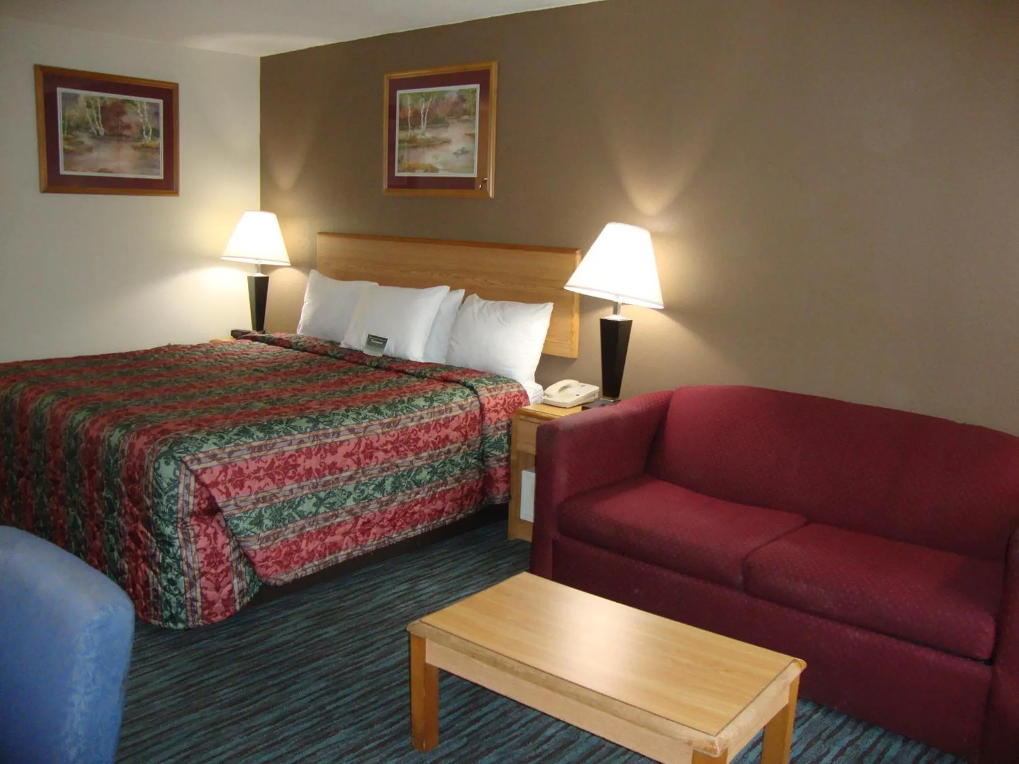 Photo of the whole room, Bed in Econo Lodge Inn & Suites Jackson Northwest