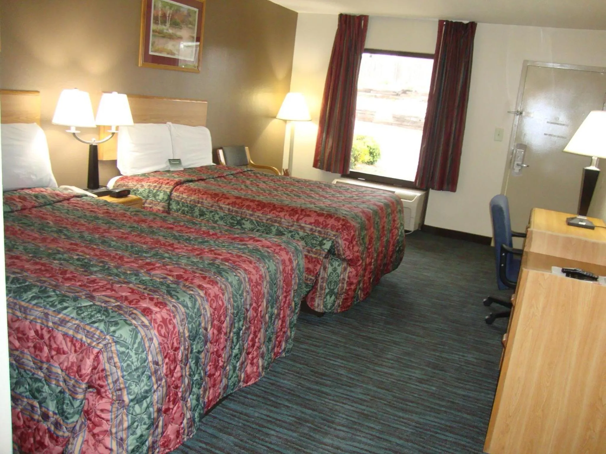 Photo of the whole room, Bed in Econo Lodge Inn & Suites Jackson Northwest