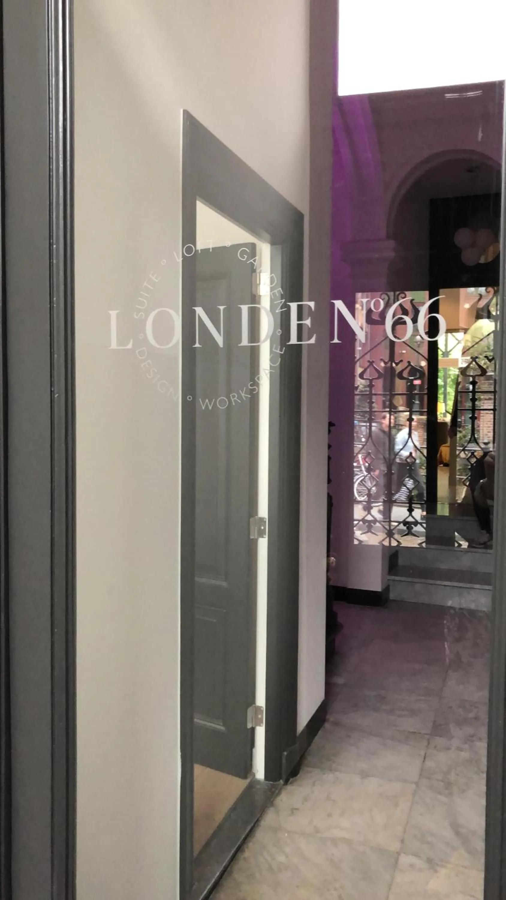 Facade/entrance in Suite Londen66