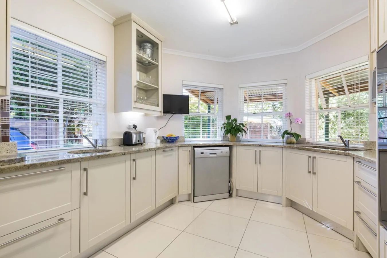 Restaurant/places to eat in Rustic Manor Guest House