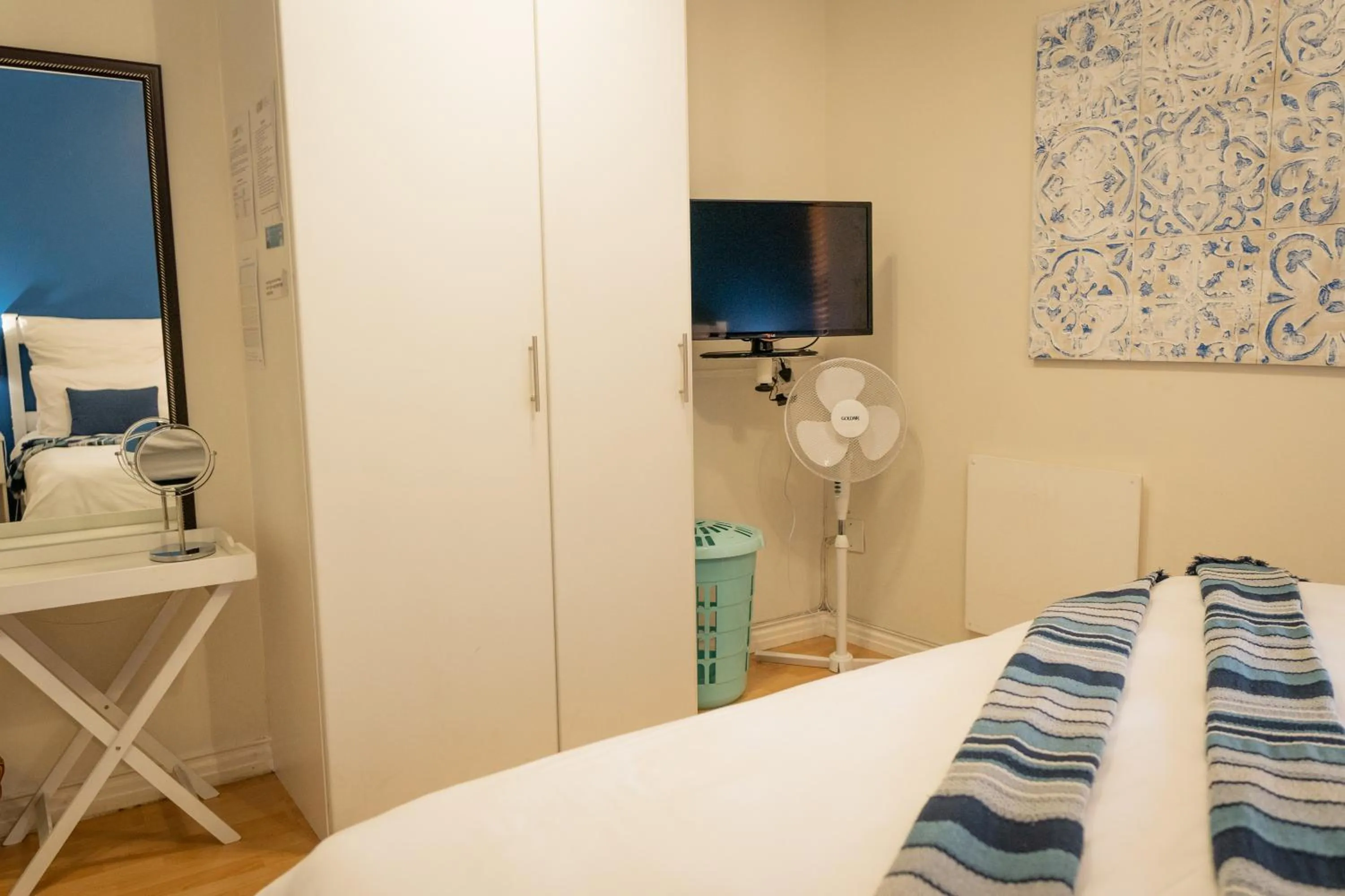 TV and multimedia, Bed in Rustic Manor Guest House