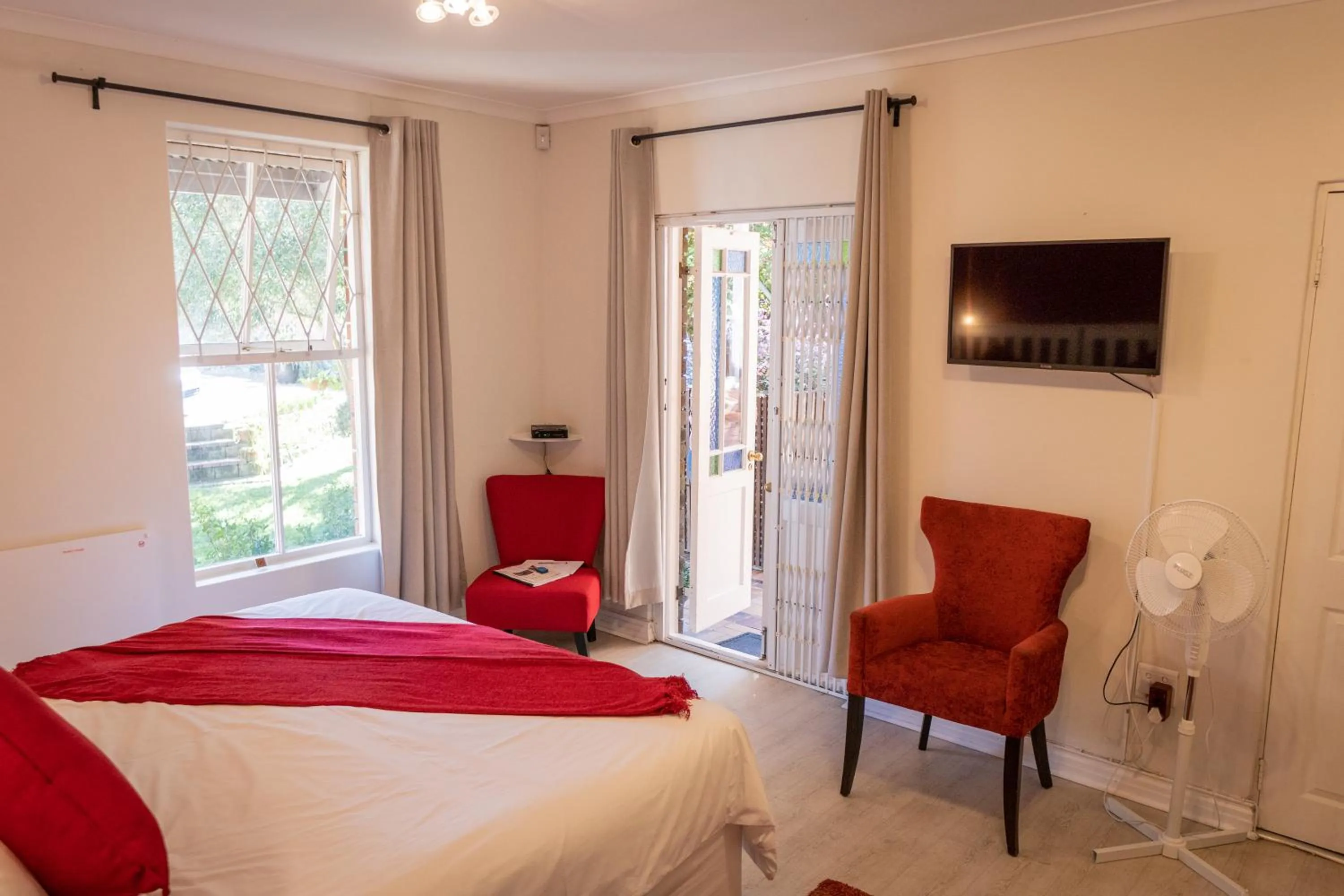 Photo of the whole room, Bed in Rustic Manor Guest House