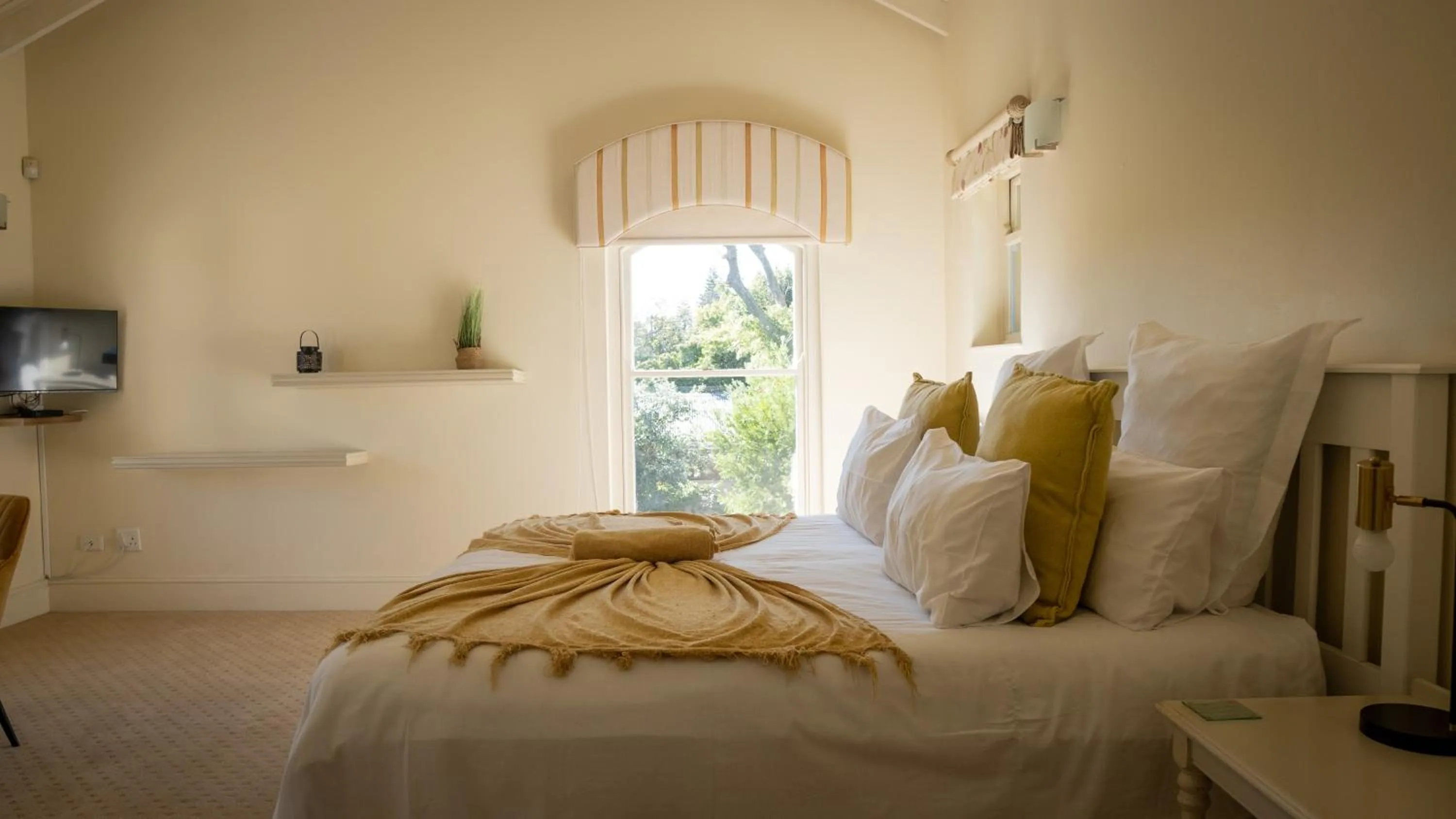 Photo of the whole room, Bed in Rustic Manor Guest House