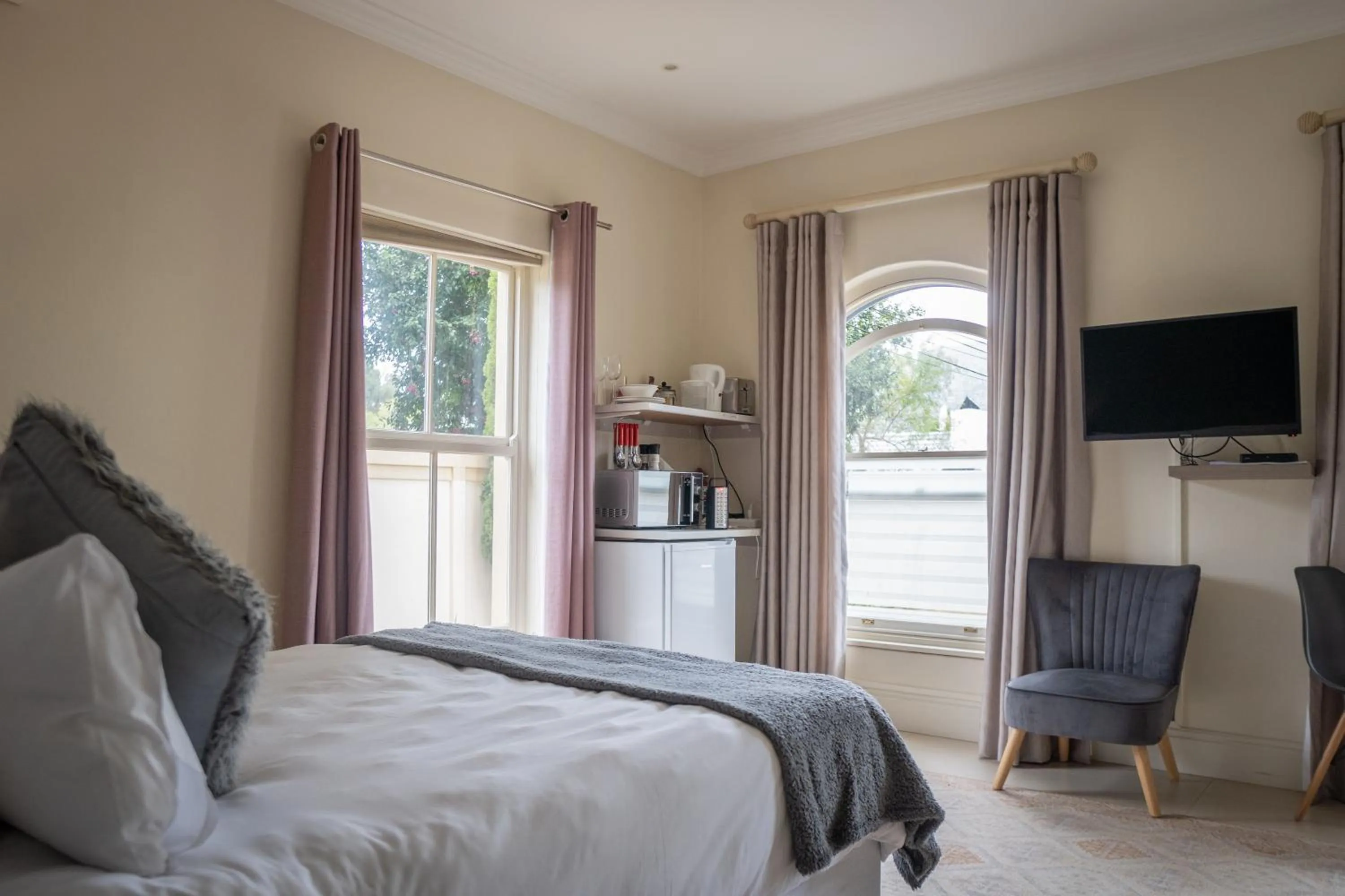 Photo of the whole room, Bed in Rustic Manor Guest House