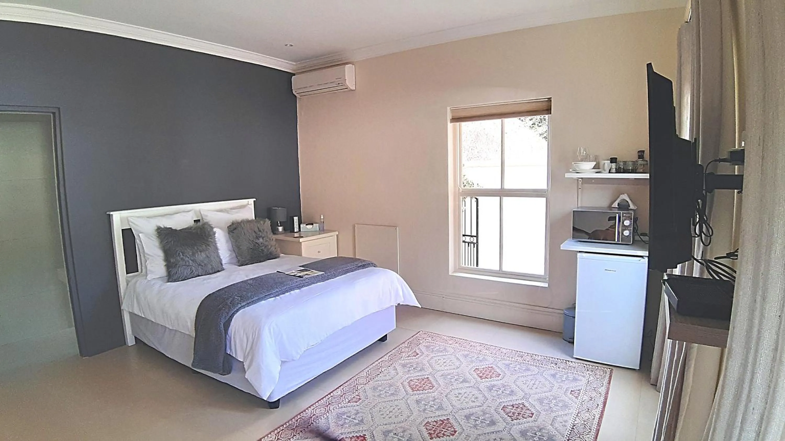 Photo of the whole room, Bed in Rustic Manor Guest House