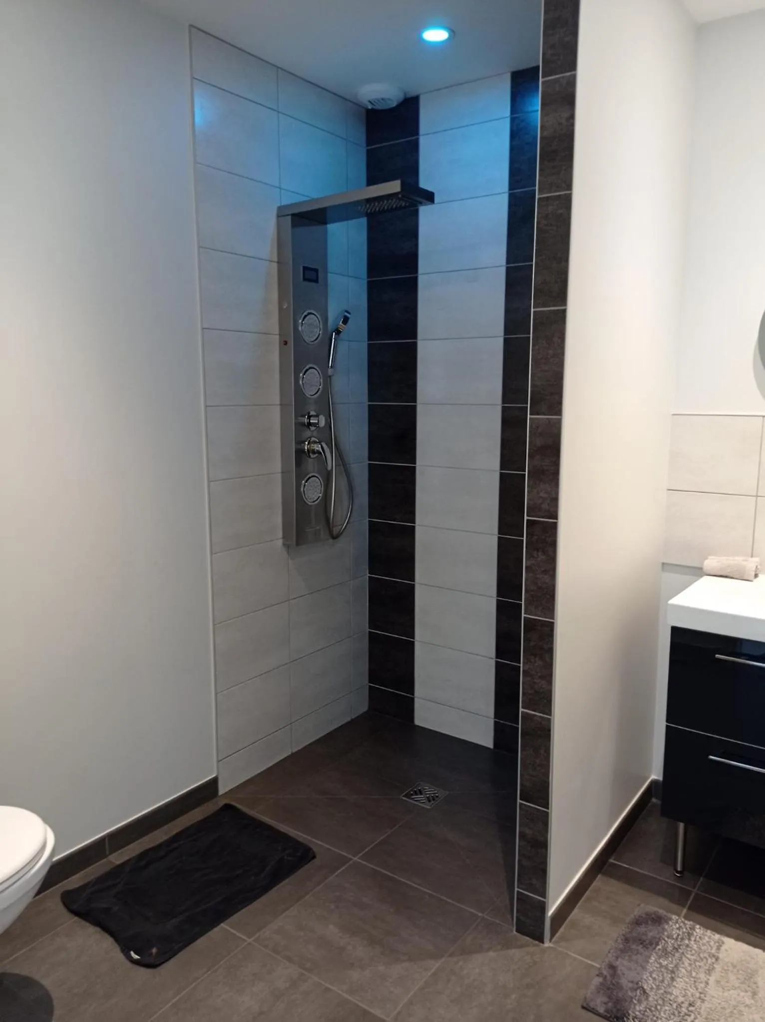 Shower in Paradis Secret Spa