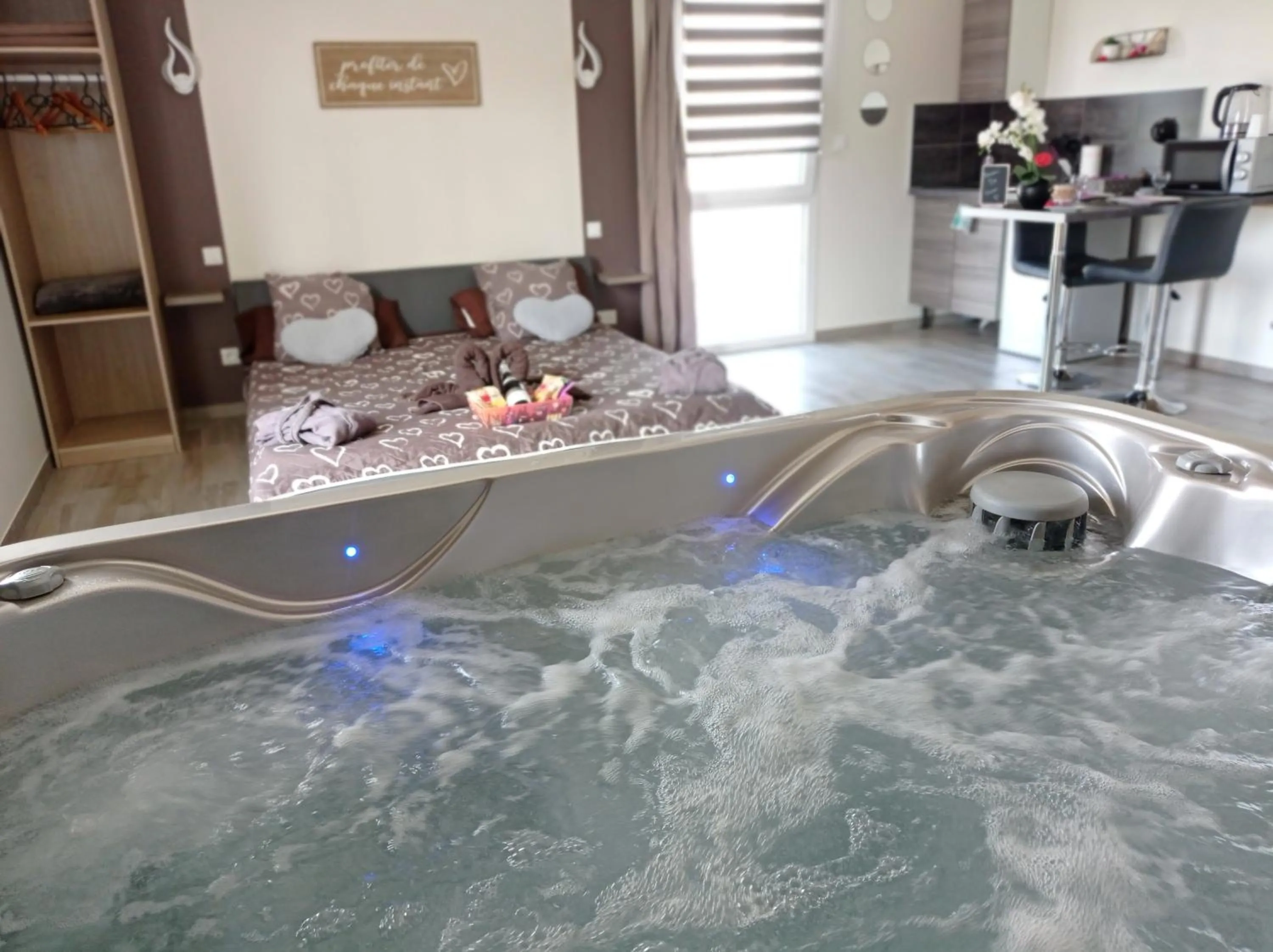 Hot Tub in Paradis Secret Spa