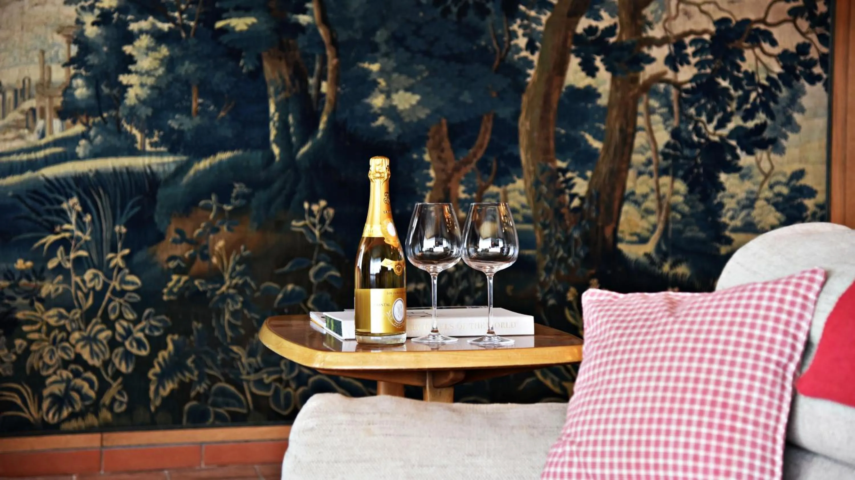 Living room in Crystal Hotel superior