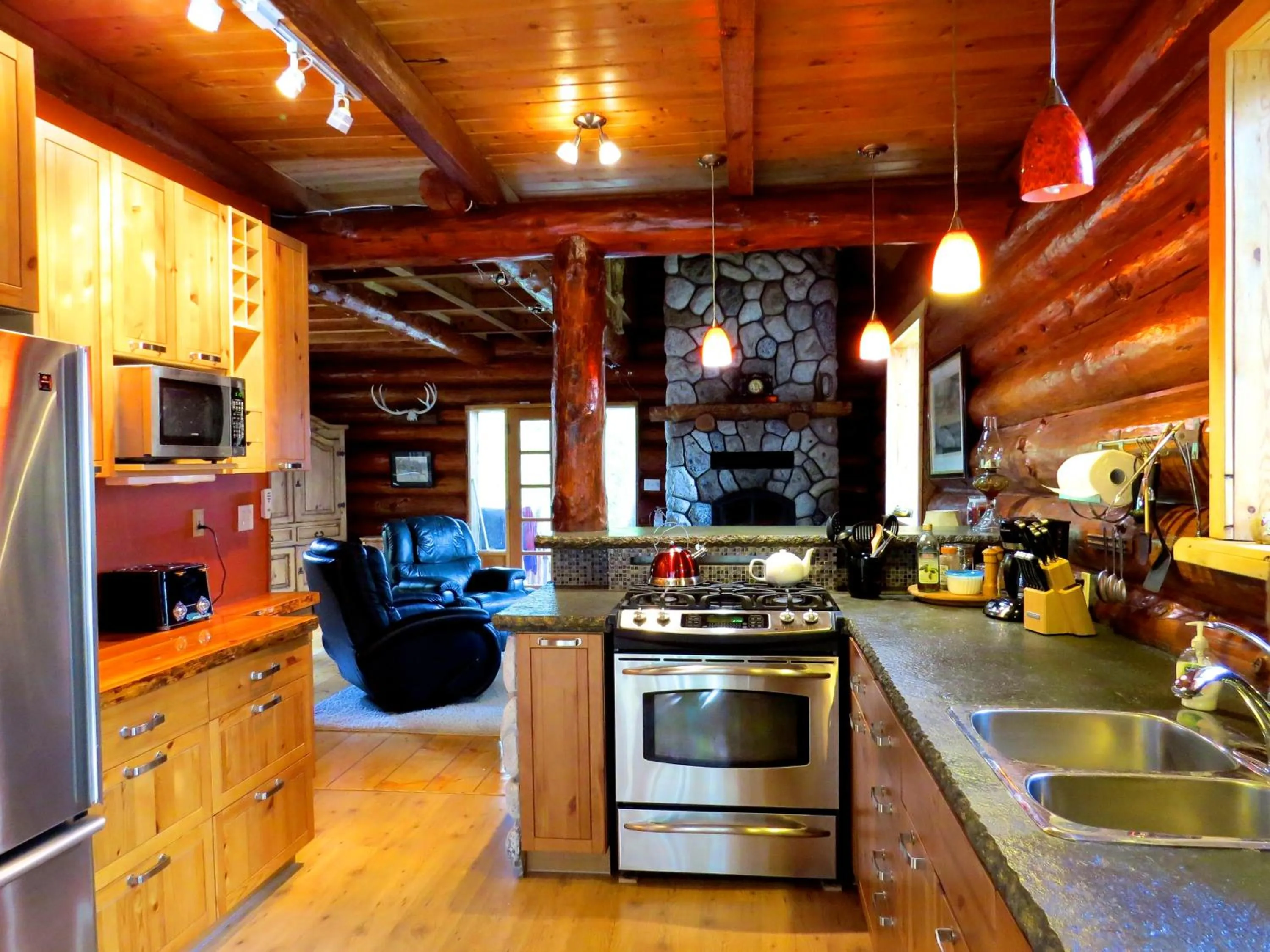 Kitchen or kitchenette in Handsome Dan's at Otter Point