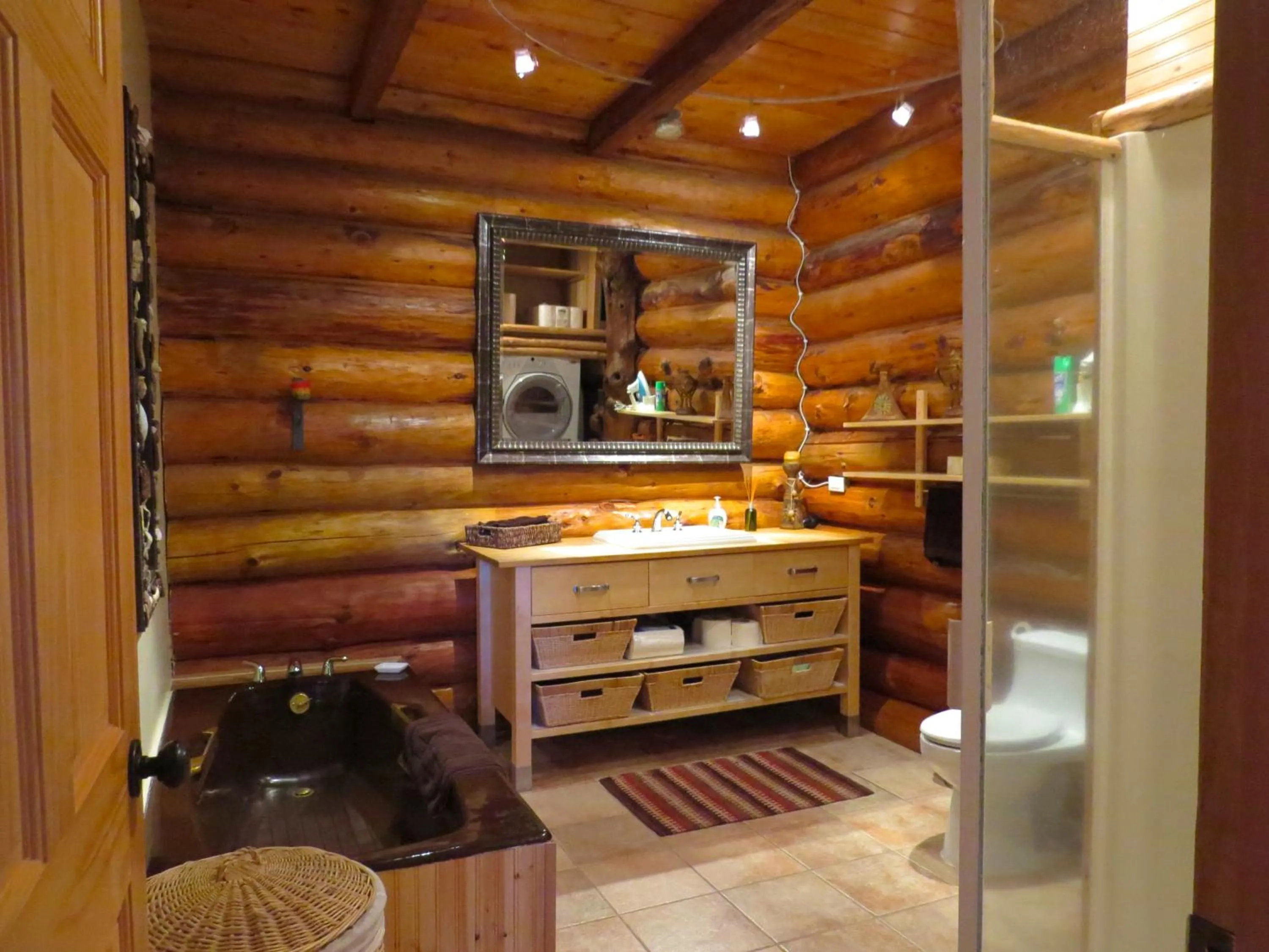 Shower in Handsome Dan's at Otter Point