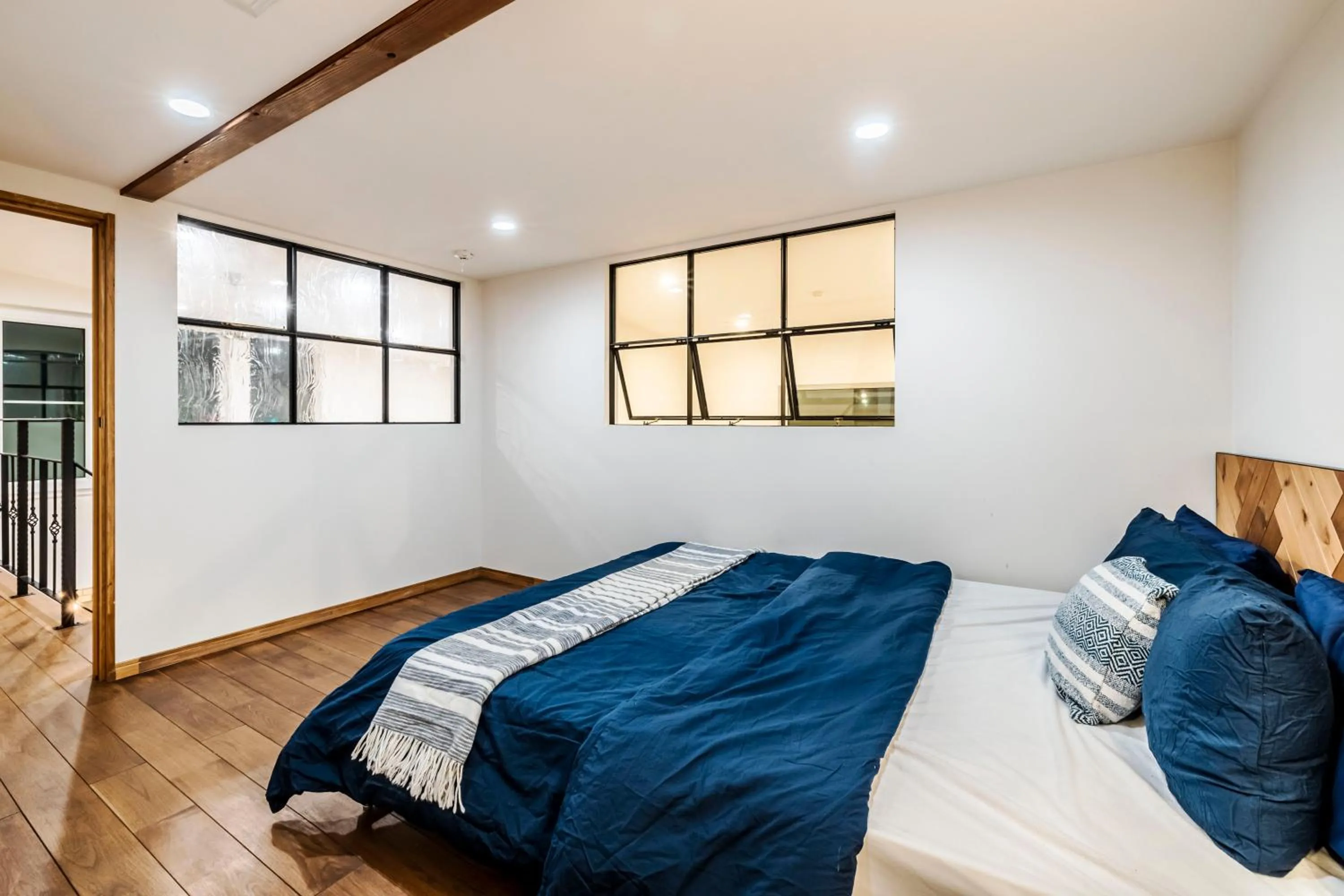 Bed in Antiques Inuyama -アンティークス犬山-