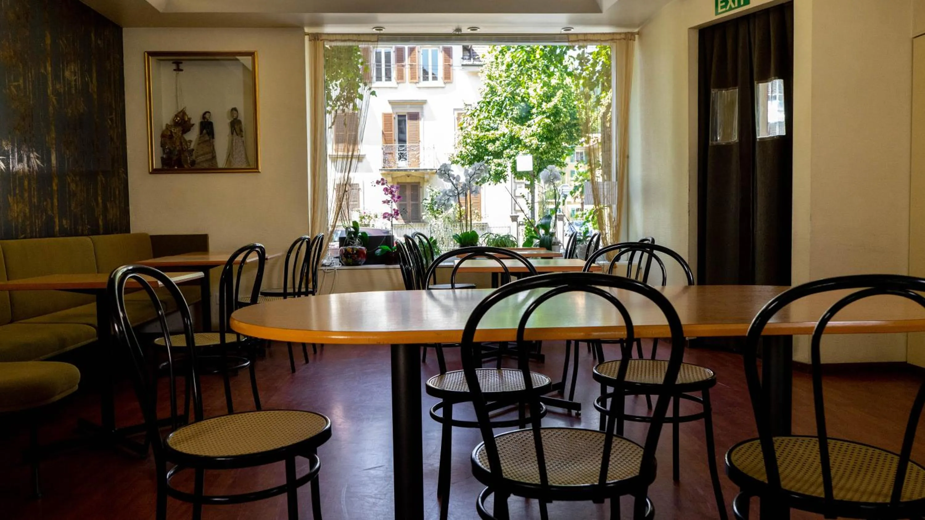 Restaurant/places to eat in Metropol