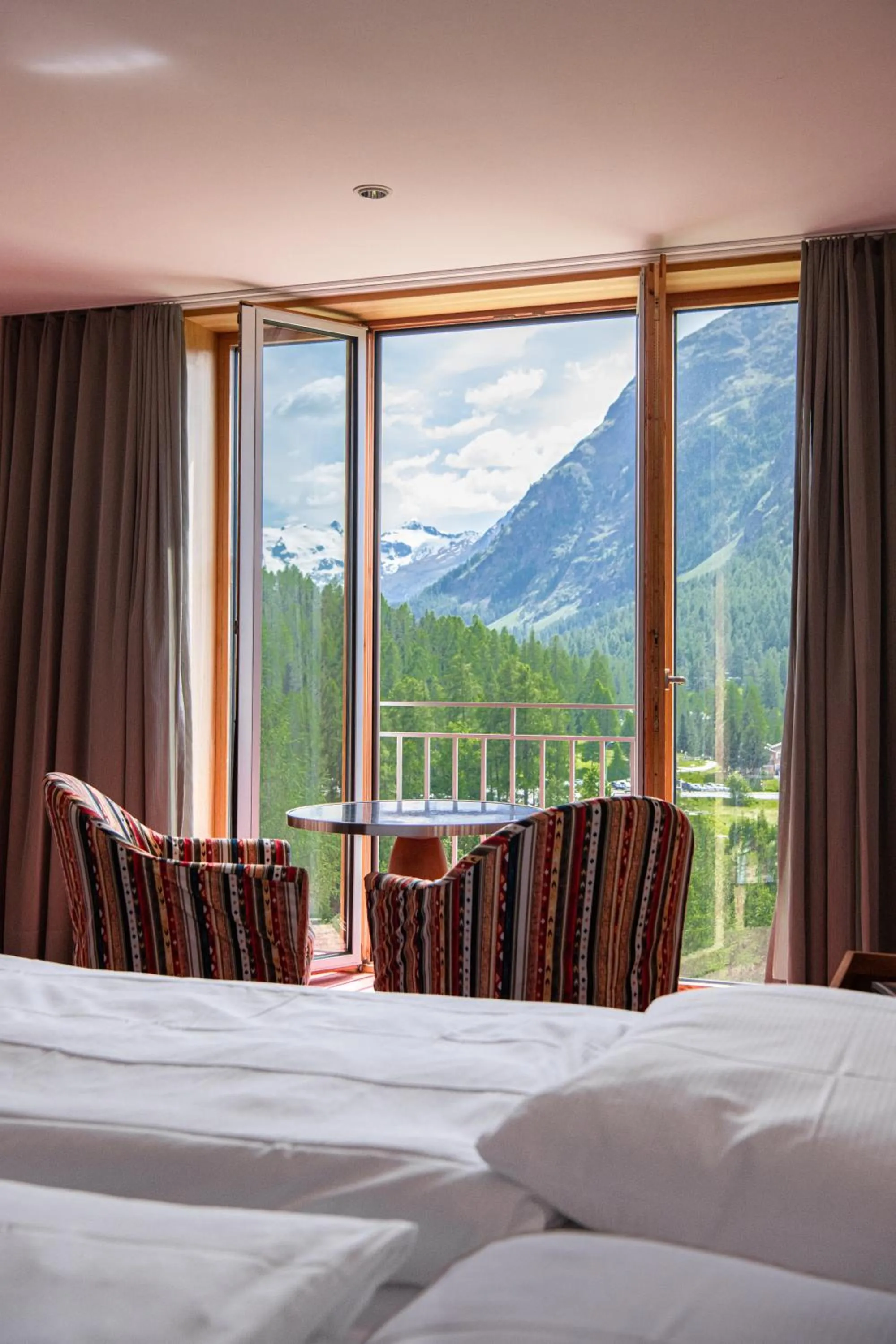 Mountain view, Bed in Hotel Saratz Pontresina Mountain Resort & Spa