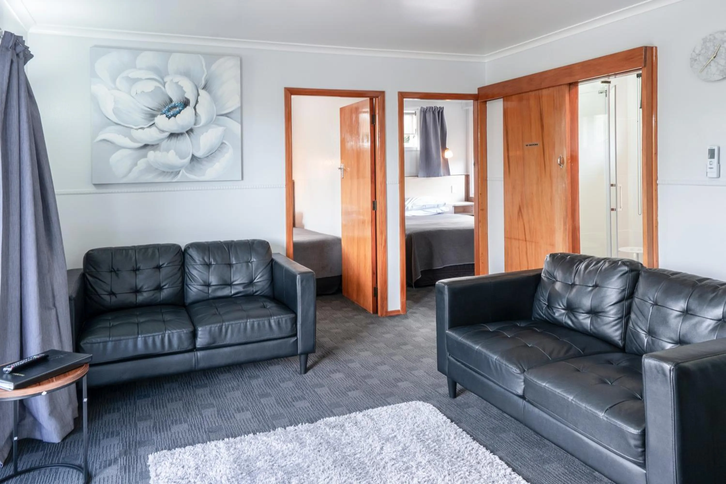 Living room in Dunrovin Motel