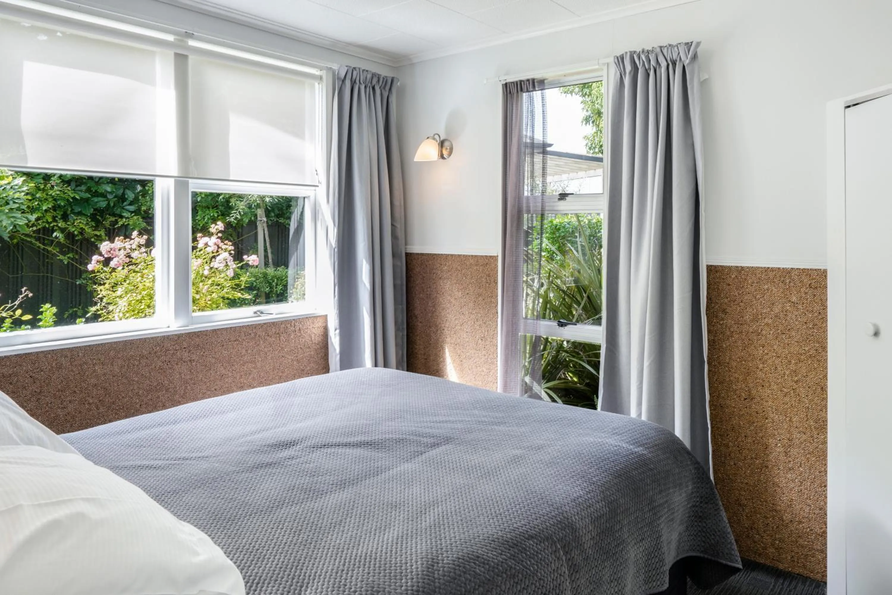 Bed in Dunrovin Motel