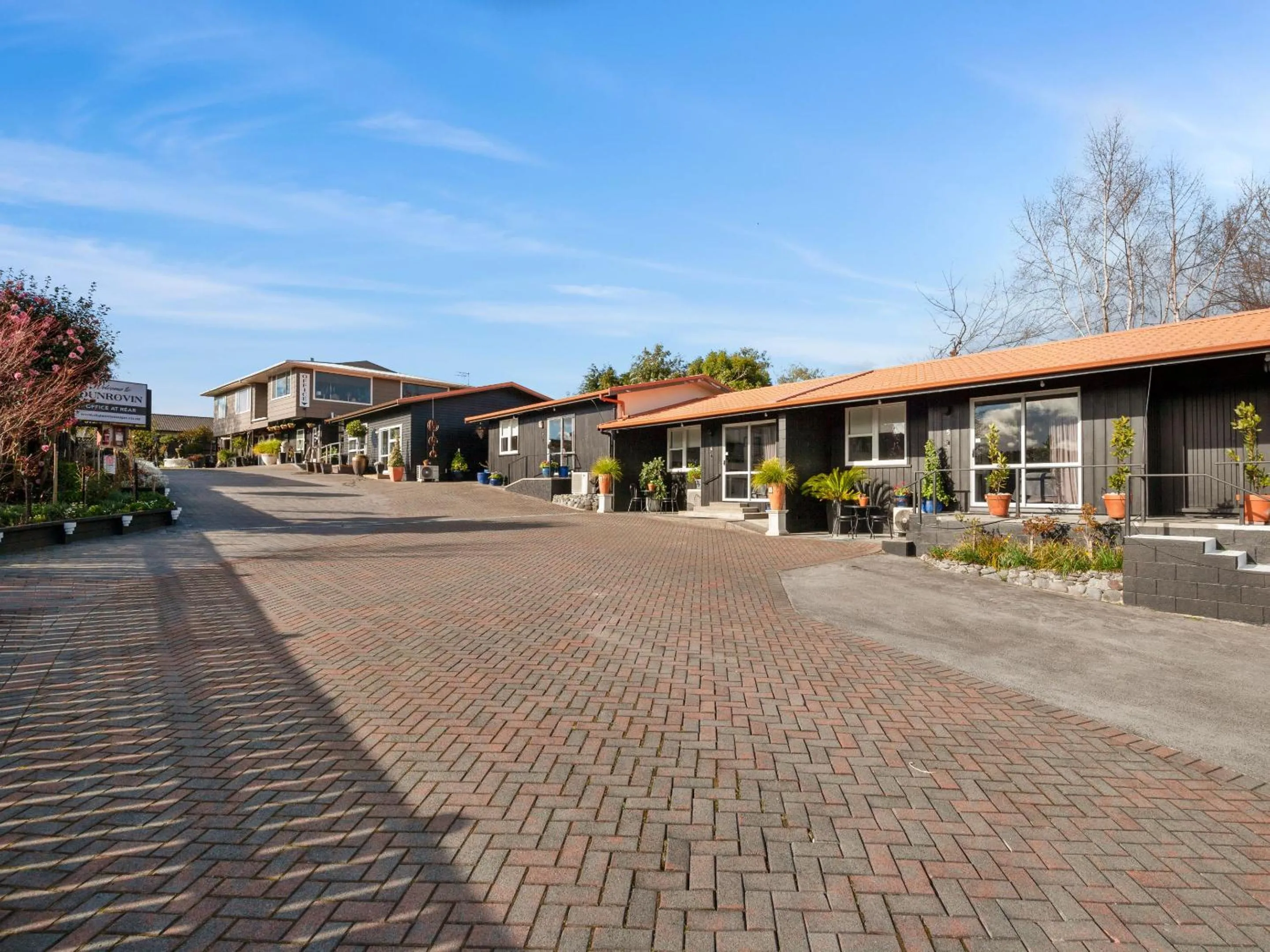 Property building in Dunrovin Motel