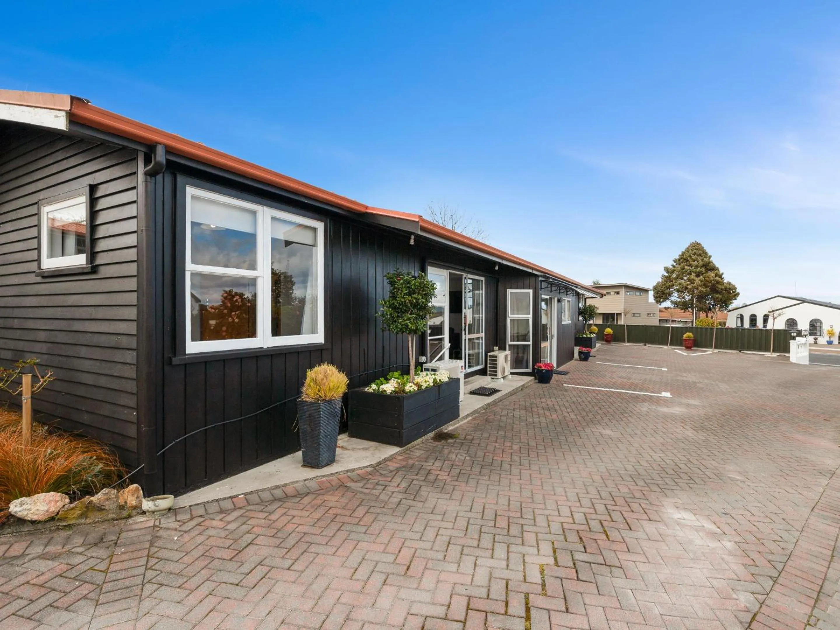 Property building in Dunrovin Motel