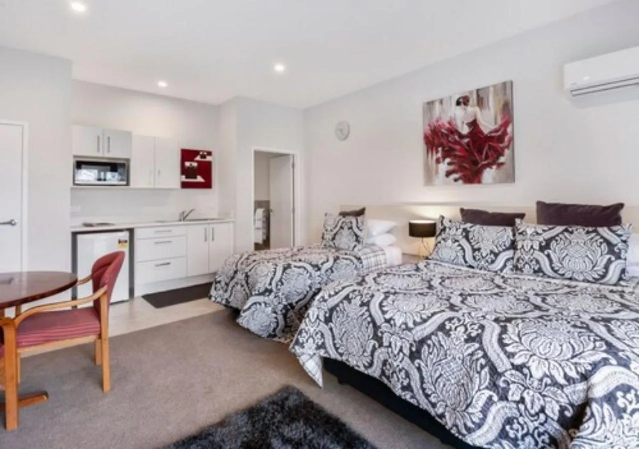 Bed in Dunrovin Motel