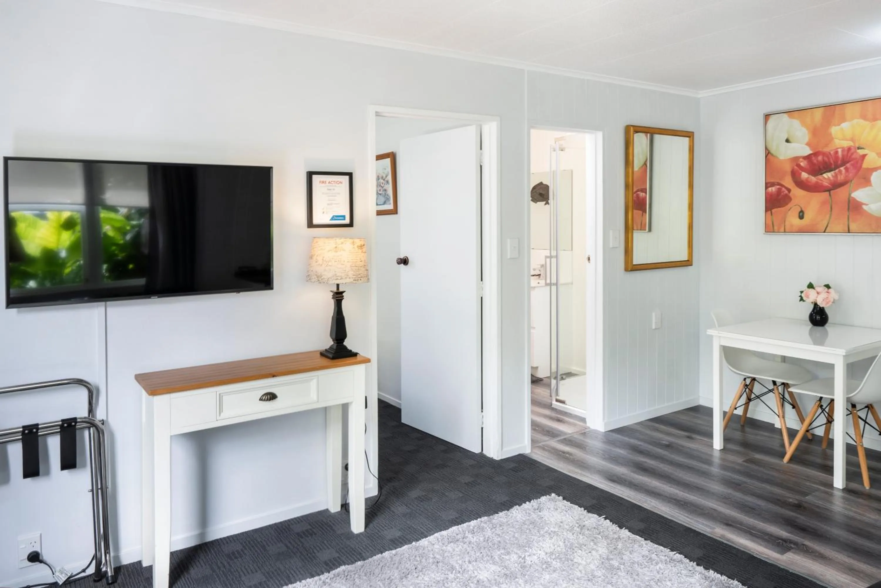 Dining area in Dunrovin Motel