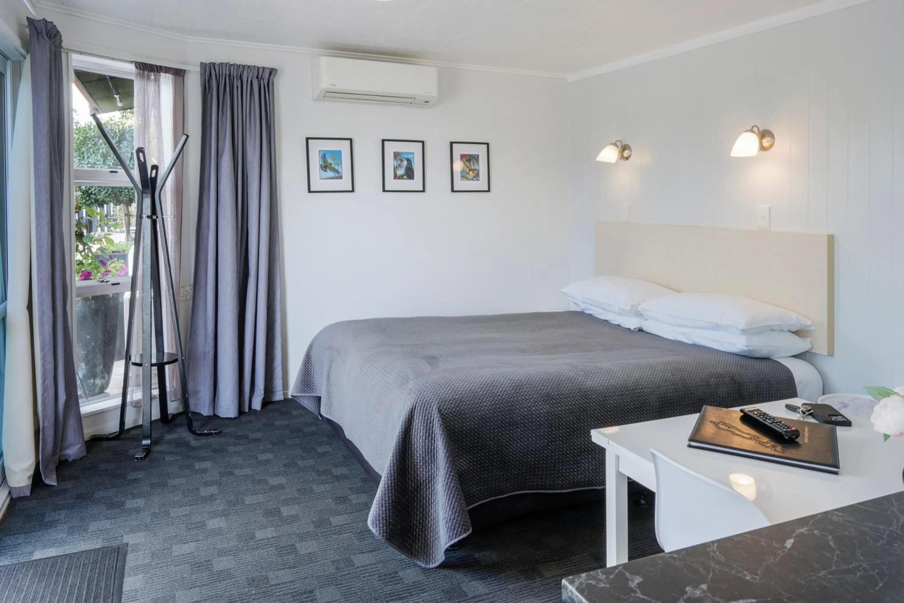 Bed in Dunrovin Motel