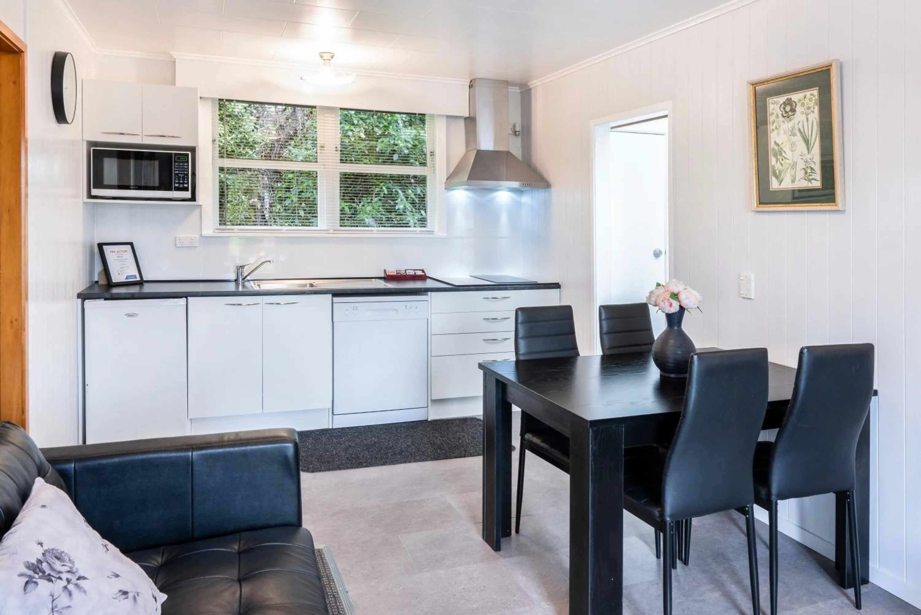 Kitchen or kitchenette in Dunrovin Motel